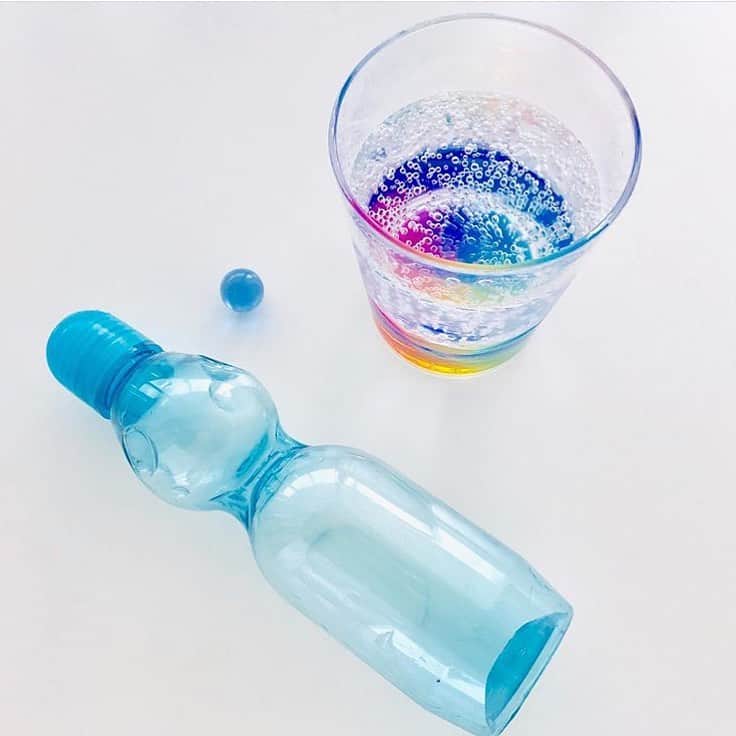 Locariのインスタグラム：「ニトリのレインボータンブラーが可愛すぎる🌈🍹✨ 暑い日には冷たいジュースを注いでひと息つきたいですね☺️💕 phot by @kanipangram さん . . . #ニトリ #ニトリ購入品 #ニトリ皿 #インテリア #インテリア雑貨 #インテリアデザイン #西海岸インテリア #インテリアコーディネート #インテリア好きな人と繋がりたい #インテリア好き #ハワイアンインテリア #インテリアショップ #海を感じるインテリア #食器 #食器好き #洋食器 #おしゃれ食器 #可愛い食器」