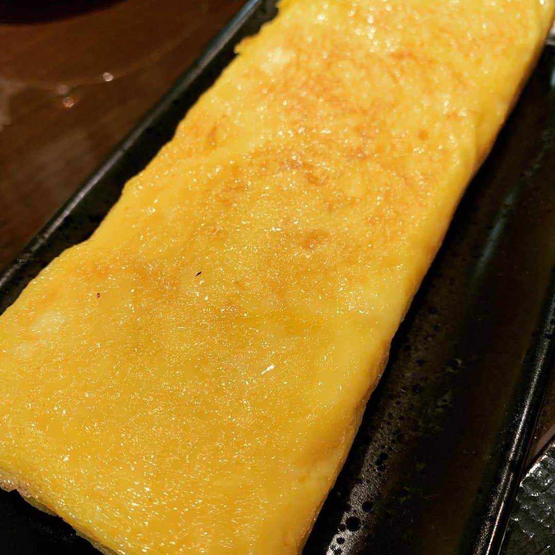 綾小路翔さんのインスタグラム写真 - (綾小路翔Instagram)「昨夜は地元の同級生が営む居酒屋「ちょんちょんばり」の一周年を祝いに、千葉県は五井へ行って参りました。TT（低偏差値・低民度）大集合の愉快な宴は朝まで続き、結局最後まで残ったのは、まちゃと光と星屑さんと私という東京組でありました。つまり、奴らの方が真っ当な職業についているということか…。それにしても楽しかった。女子はまちゃと女将しかおらず、ムサさの極地だったけれど楽しかった。朝方、奥の個室（通称：ちょんの間）に酔い潰れたみんなを起こしに行ったら、誰の仕業か光くんのお尻に七味のついたマドラーが突き刺してありました。今頃地獄だろうな。因みにそのマドラー改めメドラーはそのまま本人に贈呈された模様。何はともあれおめでとう。家族三人、これからも仲良く頑張っておくれよ。 #居酒屋ちょんちょんばり  #怒鬢魂力也 #どびんこんりきや #ビンコン #BingKong #千葉県 #市原市 #五井 #スーパーレモンサワー #店の看板 #前回来店時に題字を頼まれ #カウンターでコピー用紙に書いたものが #こんなにフィーチャーされて恥ずかしい ①朝方生き残った人間だけで一枚。 ②お通し。 ③女将の手作りクリームチーズ。 ④卵焼き 甘いやつをリクエスト。 ⑤ナポ。 ⑥焼きそば。 ⑦夕暮れ時の大将。 #日本中のロックバンド達が全国各地のフェスで熱いステージを繰り広げているこの時期に内房の入り口の誰も知らない町でぼんやりと腑抜けて過ごしているのは氣志團だけ！  #推せる」8月5日 12時17分 - showayanocozey