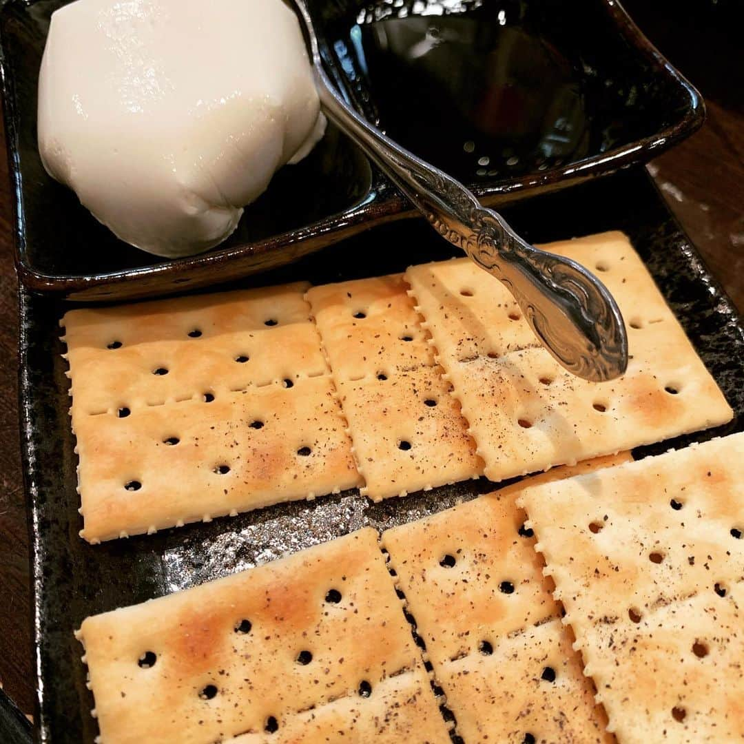 綾小路翔さんのインスタグラム写真 - (綾小路翔Instagram)「昨夜は地元の同級生が営む居酒屋「ちょんちょんばり」の一周年を祝いに、千葉県は五井へ行って参りました。TT（低偏差値・低民度）大集合の愉快な宴は朝まで続き、結局最後まで残ったのは、まちゃと光と星屑さんと私という東京組でありました。つまり、奴らの方が真っ当な職業についているということか…。それにしても楽しかった。女子はまちゃと女将しかおらず、ムサさの極地だったけれど楽しかった。朝方、奥の個室（通称：ちょんの間）に酔い潰れたみんなを起こしに行ったら、誰の仕業か光くんのお尻に七味のついたマドラーが突き刺してありました。今頃地獄だろうな。因みにそのマドラー改めメドラーはそのまま本人に贈呈された模様。何はともあれおめでとう。家族三人、これからも仲良く頑張っておくれよ。 #居酒屋ちょんちょんばり  #怒鬢魂力也 #どびんこんりきや #ビンコン #BingKong #千葉県 #市原市 #五井 #スーパーレモンサワー #店の看板 #前回来店時に題字を頼まれ #カウンターでコピー用紙に書いたものが #こんなにフィーチャーされて恥ずかしい ①朝方生き残った人間だけで一枚。 ②お通し。 ③女将の手作りクリームチーズ。 ④卵焼き 甘いやつをリクエスト。 ⑤ナポ。 ⑥焼きそば。 ⑦夕暮れ時の大将。 #日本中のロックバンド達が全国各地のフェスで熱いステージを繰り広げているこの時期に内房の入り口の誰も知らない町でぼんやりと腑抜けて過ごしているのは氣志團だけ！  #推せる」8月5日 12時17分 - showayanocozey