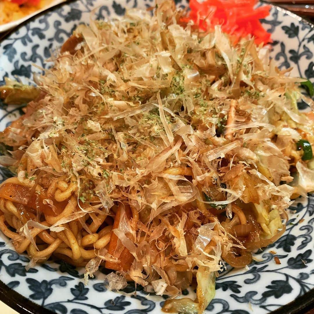 綾小路翔さんのインスタグラム写真 - (綾小路翔Instagram)「昨夜は地元の同級生が営む居酒屋「ちょんちょんばり」の一周年を祝いに、千葉県は五井へ行って参りました。TT（低偏差値・低民度）大集合の愉快な宴は朝まで続き、結局最後まで残ったのは、まちゃと光と星屑さんと私という東京組でありました。つまり、奴らの方が真っ当な職業についているということか…。それにしても楽しかった。女子はまちゃと女将しかおらず、ムサさの極地だったけれど楽しかった。朝方、奥の個室（通称：ちょんの間）に酔い潰れたみんなを起こしに行ったら、誰の仕業か光くんのお尻に七味のついたマドラーが突き刺してありました。今頃地獄だろうな。因みにそのマドラー改めメドラーはそのまま本人に贈呈された模様。何はともあれおめでとう。家族三人、これからも仲良く頑張っておくれよ。 #居酒屋ちょんちょんばり  #怒鬢魂力也 #どびんこんりきや #ビンコン #BingKong #千葉県 #市原市 #五井 #スーパーレモンサワー #店の看板 #前回来店時に題字を頼まれ #カウンターでコピー用紙に書いたものが #こんなにフィーチャーされて恥ずかしい ①朝方生き残った人間だけで一枚。 ②お通し。 ③女将の手作りクリームチーズ。 ④卵焼き 甘いやつをリクエスト。 ⑤ナポ。 ⑥焼きそば。 ⑦夕暮れ時の大将。 #日本中のロックバンド達が全国各地のフェスで熱いステージを繰り広げているこの時期に内房の入り口の誰も知らない町でぼんやりと腑抜けて過ごしているのは氣志團だけ！  #推せる」8月5日 12時17分 - showayanocozey