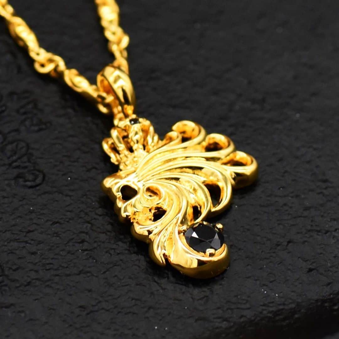 LION HEARTさんのインスタグラム写真 - (LION HEARTInstagram)「． ． BLACK & GOLD﻿ SPECIAL LIMITED EDITION﻿ ﻿ 【HOWL】 ハウルネックレス﻿ K10 GOLD / K18 GOLD﻿ ————————————————————————﻿ 定番の中でも特に人気の高いネックレスのゴールドバージョンを、直営店舗/公式オンラインストアで特別に受注販売中✨﻿ ————————————————————————﻿ ライオンハートの定番ネックレスの中でもロングセラーである、流れるようなタテガミの曲線が美しいライオンの横顔をモチーフにしたペンダントと、ライオンの牙モチーフのデザインチェーンがセットのネックレス。﻿ ﻿ シルバー素材で展開していましたが、特別にゴールド素材でオーダーしていただけます✨﻿ ﻿ イエローゴールドのハウルネックレスは抜群の存在感✨﻿ ﻿ K10とK18の2種類からお選びいただけます。﻿ 新宿・有楽町・梅田の店舗では店頭にてご試着も可能です。お気軽にお立ち寄りください。﻿ ﻿ オーダーのみの特別アイテム、ぜひこの機会にいかがでしょうか✨﻿ ﻿ お問い合わせはライオンハート公式オンラインストア、もしくは店舗スタッフまで！﻿ ————————————————————————﻿ #ライオンハート #lionheart﻿ #アクセサリー #accessory﻿ #ネックレス #necklace﻿ #ブラックネックレス #blacknecklace﻿ #ゴールドネックレス #goldnecklace﻿ #メンズファッション #mensfashion﻿ #メンズアクセ #レディースアクセ﻿ #メンズアクセサリー #メンズジュエリー﻿ #シルバー #silver﻿ #シルバーアクセサリー﻿ #ストリートファッション﻿ #ギフト #gift #ペア #pair﻿ #zozotown #tokyo #osaka﻿ #阪急メンズ大阪﻿ #新宿マルイメン﻿ #有楽町マルイ」8月5日 12時32分 - lion_heart_accessory