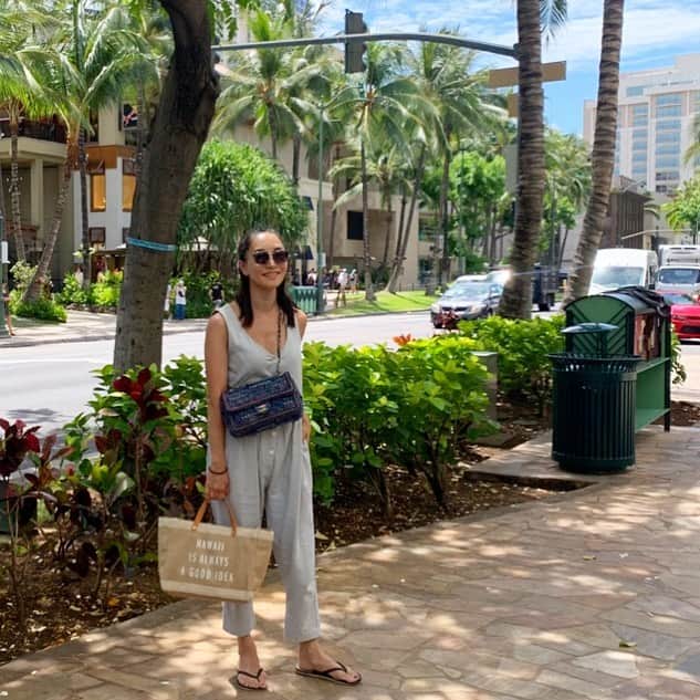 亀恭子のインスタグラム：「今年の夏休み。 . . . 平日、息子はスクールに通ってますが 私も通ってます。 かなり気まぐれにだけど… . . こちらで購入したオールインワンは アイスブルー。 いつもは濃いめが多いけど、日焼けすると淡いカラーが着たくなる^ ^ . . someday's… hawaii #fashion #ootd #kkstyle #tokyo #kamescloset #allinone #here #bag blue #chanel #bag beige #atdown #shoes #thirdmagazine #summer #肩の皮むけた」