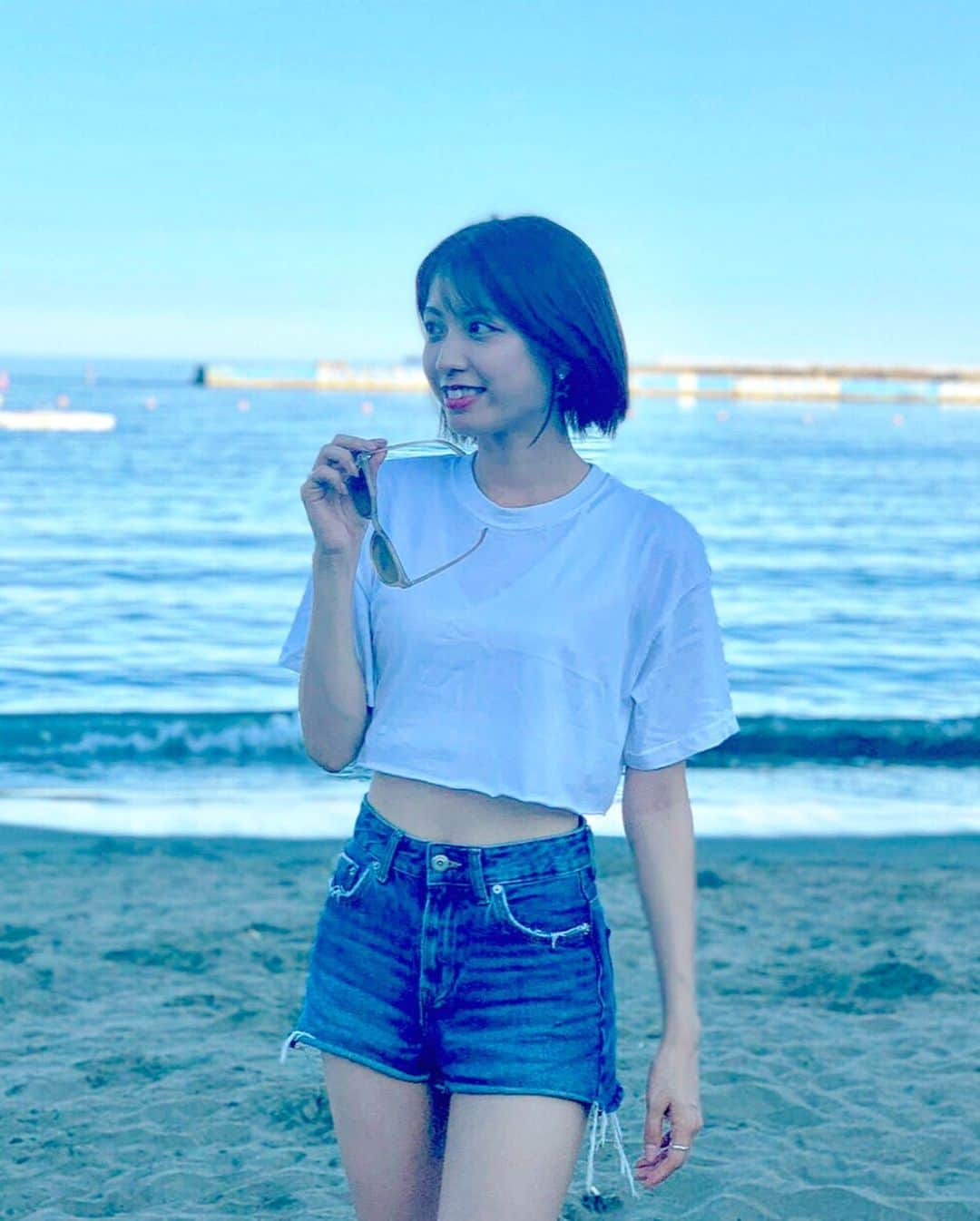 西村まどかさんのインスタグラム写真 - (西村まどかInstagram)「海が見えたから足だけ入ってきたっ🏖 自然を求めてた〜！最高◡̈⃝ #家族旅行」8月5日 12時26分 - madoka_nsmr