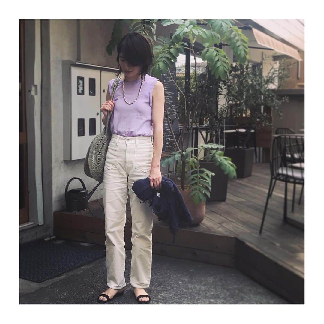 上村若菜のインスタグラム：「先日のこと。 打合せ後に束の間のランチ🍽 . 行ってみたかった @aelu_tokyo に。 . 最後の写真は帰りがけに真剣に器を選んでいるところを @minahayashi714 ちゃんに隠し撮りされていた👀 . #wakameswardrobe . トップス…#ronherman #filmelange  パンツ…#ronherman  バッグ…#maisonnhparis  靴…#manoloblahnik  ストール…#asaucemeler」