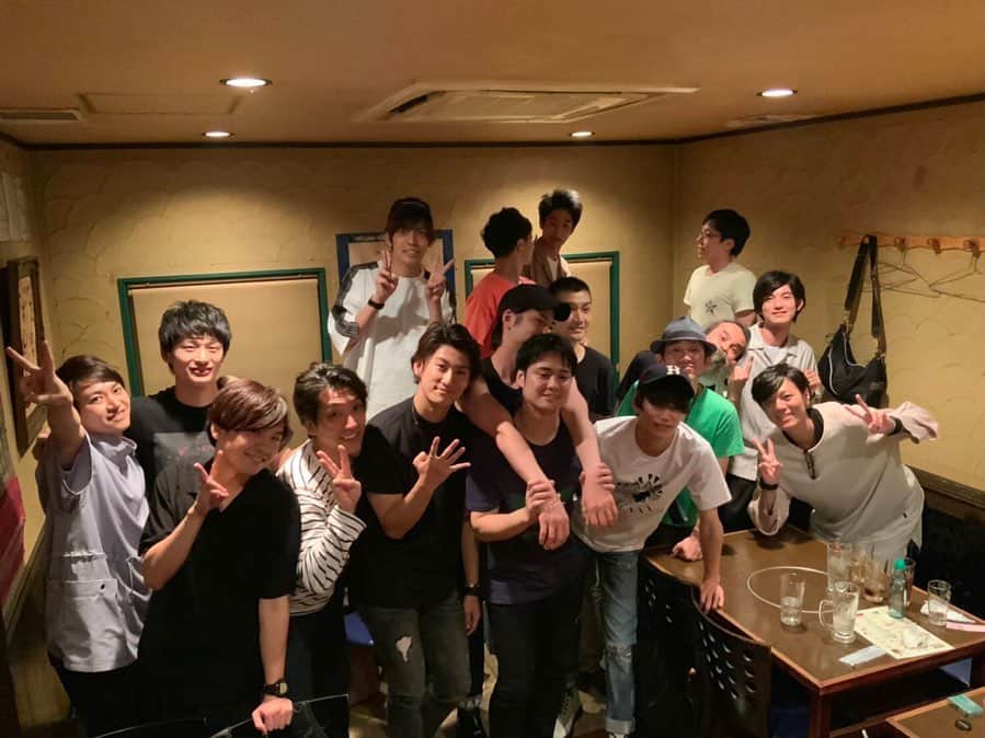竹下健人さんのインスタグラム写真 - (竹下健人Instagram)「NP#3「12人の怒れる男」﻿ 東京・大阪全公演終了しました。﻿ ﻿ ご来場いただきありがとうございました。﻿ ﻿ 人が変われば、芝居が変わる。﻿ 芝居が変われば、人が変わる。﻿ ﻿ 東京と大阪﻿ 大好きなキャストの皆さん、﻿ キムラさん、そしてスタッフの皆さん、お客様と一緒に﻿ ﻿  このお芝居を作り上げることができたこと﻿ この夏の素晴らしい思い出になりました。﻿ ﻿ "思い出"づくりのためにお芝居をしているわけではありませんが…﻿ ﻿ 人生の最期に、﻿ あの日にあんな作品と出会ったな﻿ たくさんの人と出会ったな﻿ 苦しかったな、楽しかったなと﻿ ﻿ "思いかえせる"ことができたらどんなに幸せか。﻿ 毎日がそんな風に彩っていけたらいいなと思った次第です。﻿ ﻿ 約1ヶ月、あまりにも濃密で充実した時間。﻿ 本当にありがとうございました。﻿ ﻿ またこの作品と﻿ この座組のみんなと﻿ スタッフさんと﻿ キムラさんと﻿ お客様に﻿ ﻿ いつか出逢えますように。﻿ ﻿ お芝居が大好きな人たちと﻿ またお芝居ができますように。  キムラさんが「健人の7号もみたい」と言ってくれたので、チャンスがあればやってみたいなぁ。﻿ ﻿ もっともっとがんばろう。﻿ ﻿ 一緒に闘ってくれた﻿ 拓哉、たかし、大吾にも感謝。﻿ ﻿ これからもよろしくね。  陪審員11号役 竹下健人﻿ ﻿ #12人の怒れる男﻿ #ナイスコンプレックス﻿ #演劇づくしの1ヶ月﻿ #舞台﻿ #千秋楽﻿ #東京公演 #大阪公演」8月5日 12時34分 - tkst_knt