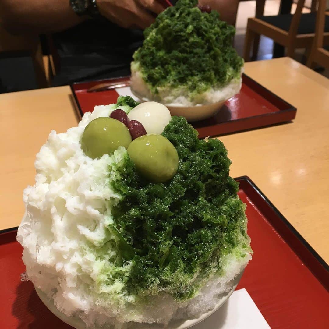 栗原由佳のインスタグラム：「束の間の、京都。少し息抜き。 #京都 #祇園 #祇園小石 #茶房こいし #かき氷 #八坂神社 #旅行ではないのだけど #中途半端な顔してる写真」