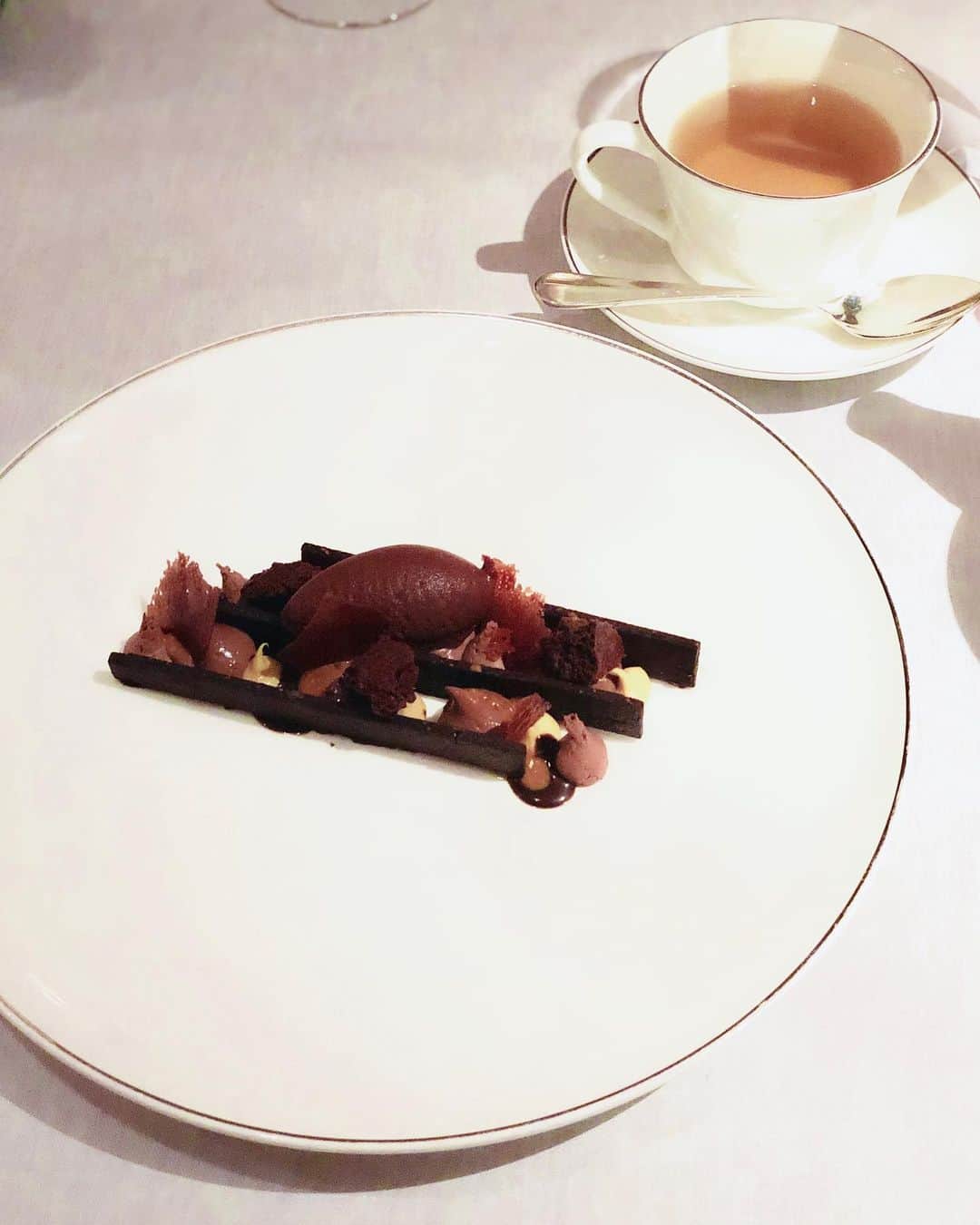 前田紀至子さんのインスタグラム写真 - (前田紀至子Instagram)「スイスと言えば時計とバレエとチョコレート！というイメージで生きていましたが、いざ来てみると本当にチョコレートがおいしいし、街の人が皆当たり前のようにチョコレート好きで可愛い！ ホテル内のレストラン、「パヴィリオン」での食事で頂いたデセールでも、「チョコレートラバーのチョコレートラバーによるチョコレートラバーのためのチョコレートのデザート」が登場して感激でした。チョコ好きなのが大前提なのね。 様々な甘さ、濃さ、食感のチョコレートが一口食べる毎に口内で混ざりゆく絶妙なレイヤー。また食べたい！と思う（すでに思っている）印象的な一皿でした。 好きな食べ物入り決定。 #flySWISS#StopoverSwitzerland#InLoveWithSwitzerland#swisstravelsystem#前田紀至子世界の旅#bauraulac」8月5日 12時38分 - ki45m