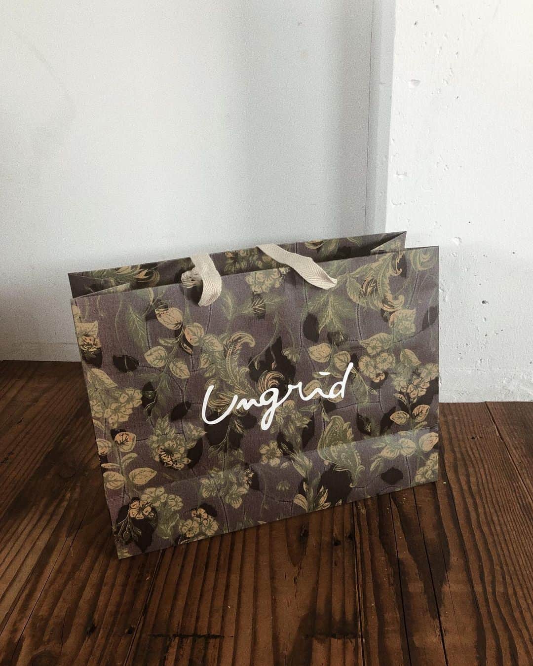 Ungridさんのインスタグラム写真 - (UngridInstagram)「. coming soon.... 8/9(fri)〜limited shopping bag . #ungrid #ungrid_official #RUNWAYchannel #SHOP」8月5日 12時42分 - ungrid_official