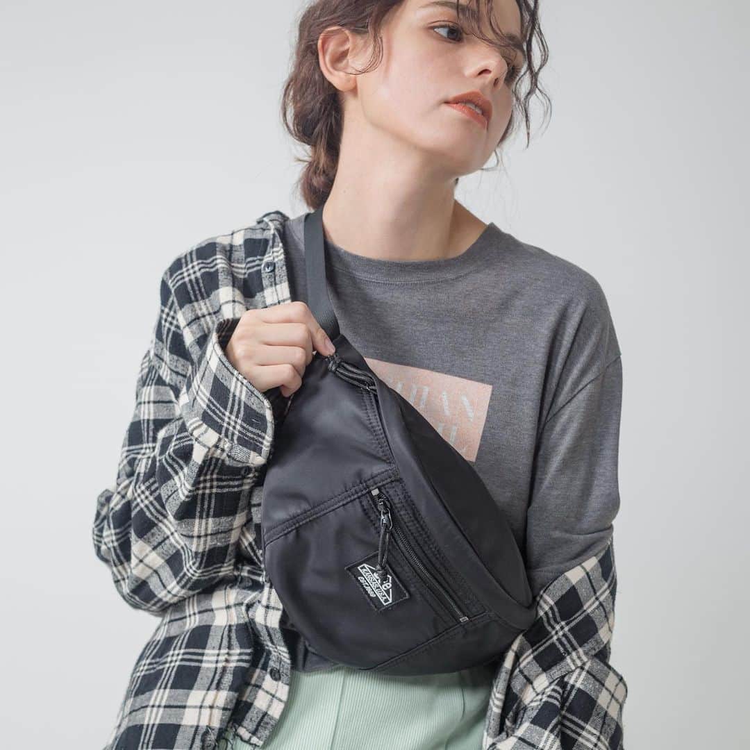 SMIRNASLI_officialのインスタグラム：「Lee body bag . SMIR NASLI×Lee コラボシリーズから ボディーバッグが登場❤︎ . #SMIRNASLI #サミールナスリ #Bag #バッグ」