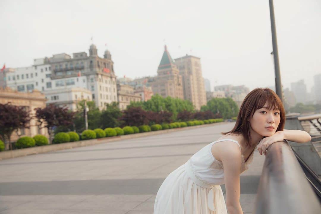 小池美波 1st写真集公式アカウントのインスタグラム：「上海に旅行に行ったらみんな行くであろう #外灘 。夜景が有名ですが、実は早朝も清々しくて気持ちいいんです☀️ 朝日の中、みいちゃんとお散歩してきました🌷 #小池美波 #欅坂46 #小池美波写真集 #みいちゃんと旅」