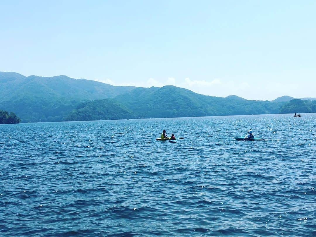 杉浦太陽さんのインスタグラム写真 - (杉浦太陽Instagram)「セイア、カヤック初体験🛶 いざ野尻湖へ！！ 上達が早くてビックリ(^^) 大自然から学んでるねぇ！  @ #長野県 #男旅 #野尻湖 #カヤック #セイア #嬉しそうだった #子どもは上達早い #水もキレイだったなぁ #大自然」8月5日 12時52分 - sugiurataiyou_official