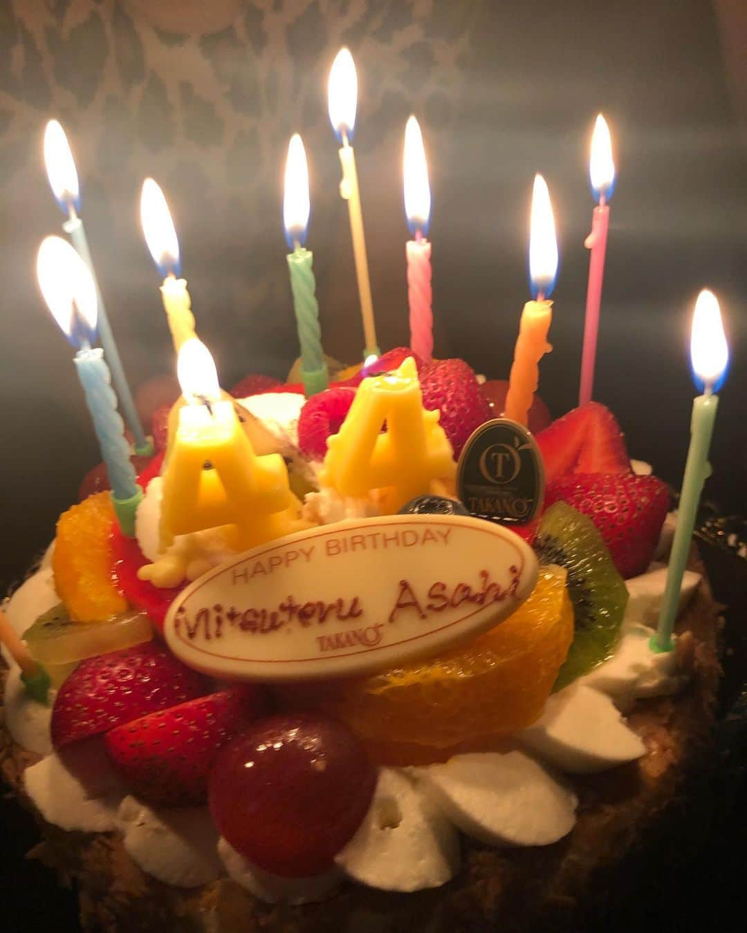 朝日光輝さんのインスタグラム写真 - (朝日光輝Instagram)「本日で44回目の誕生日🎂👶🎊 迎えました✨  @_sunvalley_ のみんなにサプライズお祝いしていただいたり  @maki.nshiyama50 のサプライズ&Tシャツいただきました✨  ありがとう❤️みんな🙏✨✨最高❤️ * * * * * * * * #誕生日#44回目#サプライズ#ありがとう#🎁#最高#美容師#ヘアメイク#sunvalley #先生#ありがとうござます#感謝#🙇‍♂️#🙏」8月5日 13時04分 - mitsuteru_asahi