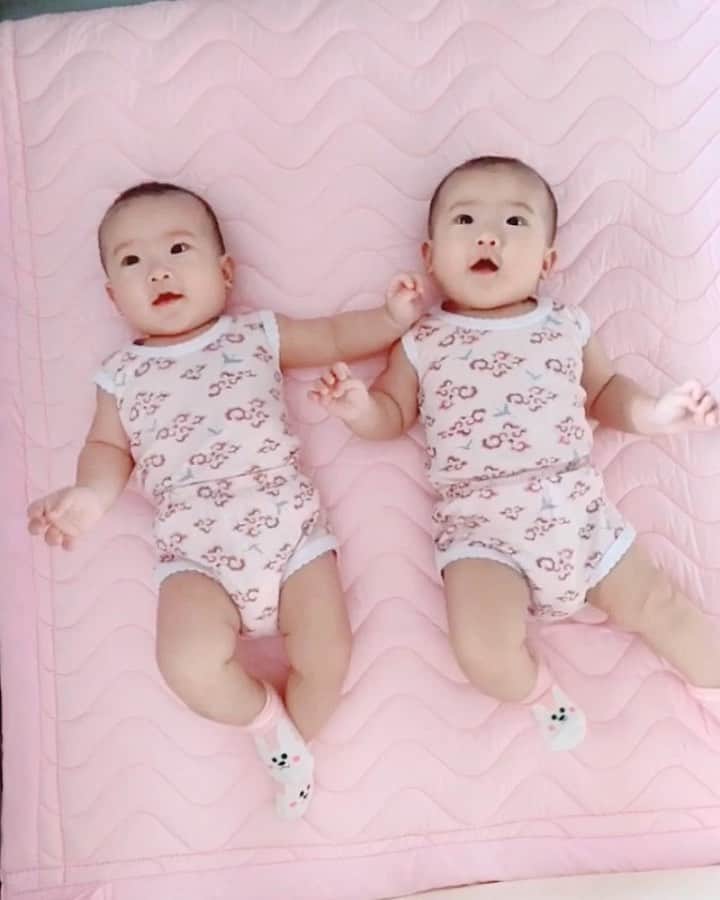 ジェシカ・ヤマダのインスタグラム：「Cian semalem mochi & cimol jadi kue basah karena mati lampu jadi kepanasan @jessbebes 💦 . #jessbebes #twinbabies #identicaltwins」