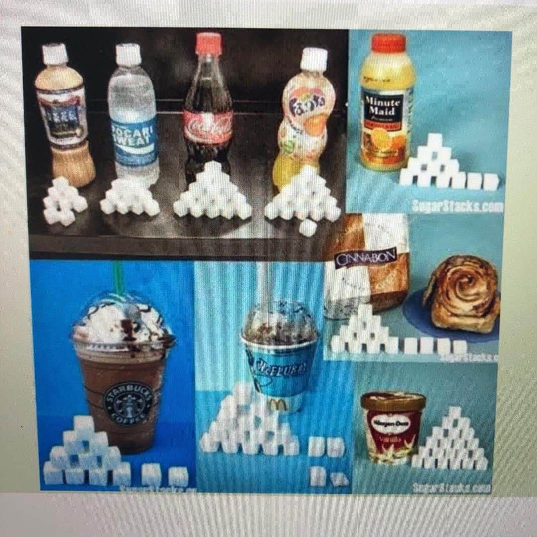 のインスタグラム：「毎日暑いですが、  #清涼飲料水 🥤とかガブガブ飲んでないですか🥵❓ 今流行りのタピオカドリンクやフラッペ的なものも、かなりの砂糖をを含んでいます。 タピオカドリンクは角砂糖20-30個分‼️😱 #精製された砂糖 （清涼飲料水の中には砂糖ではなくもっと悪い #果糖ブドウ糖液糖 を含んでいる事も多いです）は体にいい事は１つもありません‼️ 更に、血糖値の乱高下により、低血糖となり、 体調不良を引き起こすだけでなく、 また甘い物を欲するという悪循環に陥ります。 暑いですが、#水分補給 する際は少し気をつけてみてください❣️ ちなみに、私は水に、クエン酸、アミノ酸、マグネシウムを入れて飲んでます😉 #水分補給 #砂糖の害 #美容アンチエイジング専門医  #黒田愛美」