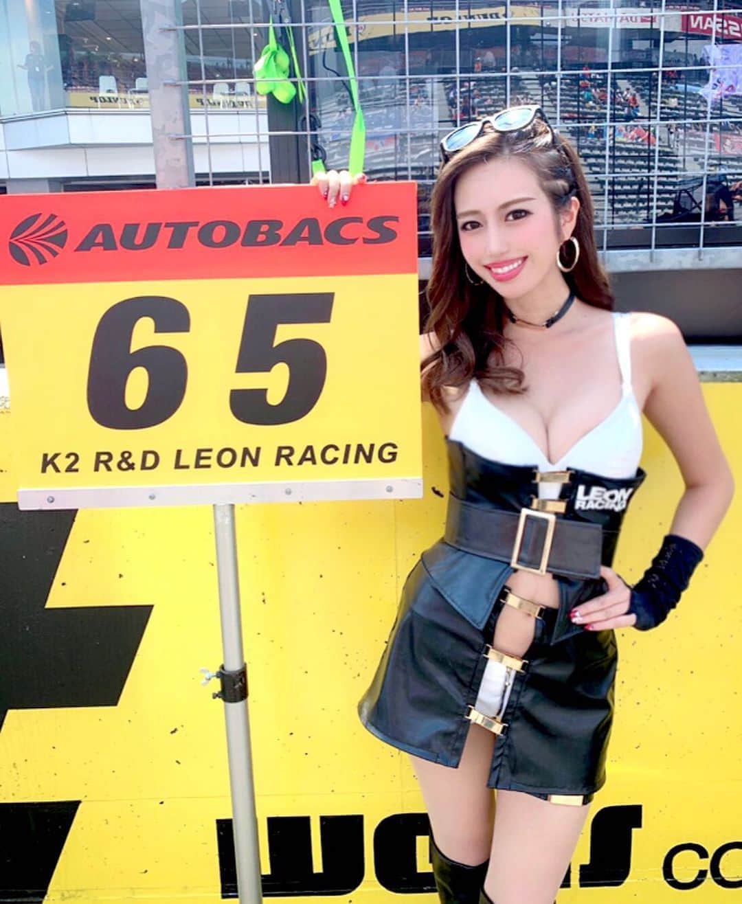 のインスタグラム：「SUPER GT 第5戦🏁 ・ LEON RACING 65号車はエンジントラブルのため リタイアとなってしまいました😭 ・ チームのミスではなかったし、 順位を追い上げてただけにかなり悔しかった💦 次戦で巻き返せるよう また応援してもらえると嬉しいです😿🙏 ・ 暑い中 観戦に来てくださった皆さま、 ゆっくり休んでくださいね🙇‍♀️ ・ #SUPERGT #富士スピードウェイ #LEON #LEONRACING #65号車 #レース #レースクイーン #コスチューム #お尻 #ダイエット #トレーニング #筋トレ #ファスティング」