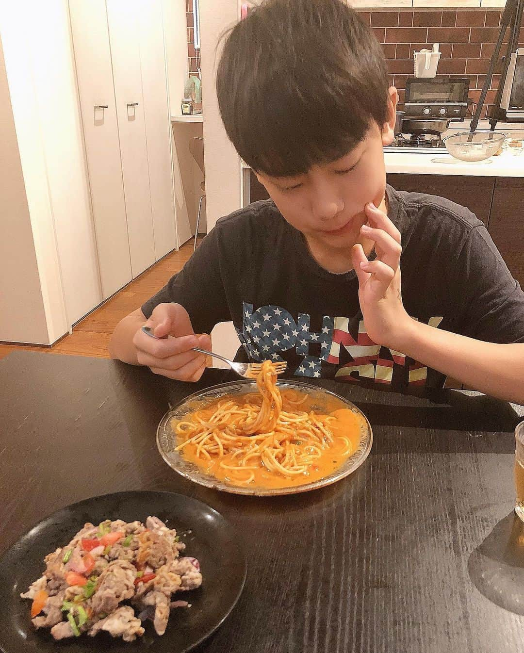 みきママさんのインスタグラム写真 - (みきママInstagram)「【ランチはガスパチョパスタです〜！】. . . . . . トマト➕パプリカ➕きゅうり➕パン➕粉チーズなどをミキサーにかけてガスパチョにしました👍👍👍. . . . . ガスパチョはね、スペインの冷製スープで「飲むサラダ」って言われてるんだって。. . . . . パスタをからめて召し上がれー✌️✌️✌️. . . . . . はる兄「舌が切れた。」ってさ。. . . . . . 舌が切れたと思うくらいビタミンがたっぷりで刺激的だって🍅🍅🍅💥💥💥. . . . . . . はる兄、これから夏期講習です🐳🐳🐳 . . . . . .  夜まで頑張って🤟🤟🤟. . . . #ランチ #ガスパチョ #パスタ #lunch #gaspacho」8月5日 13時16分 - mikimama_official