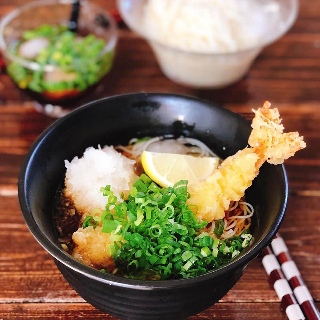 ゆうきさんのインスタグラム写真 - (ゆうきInstagram)「アレンジ素麺。 エビ天おろしぶっかけ。 レモンを搾ってさっぱり美味しい☺️ エビ天はスーパーのお惣菜🍤 ・ ・ #ランチ#お昼ごはん#素麺#アレンジ素麺 #マカロニメイト#フーディーテーブル #lunch#japanesefood#foodpic#yummy」8月5日 13時20分 - yuukitohikari