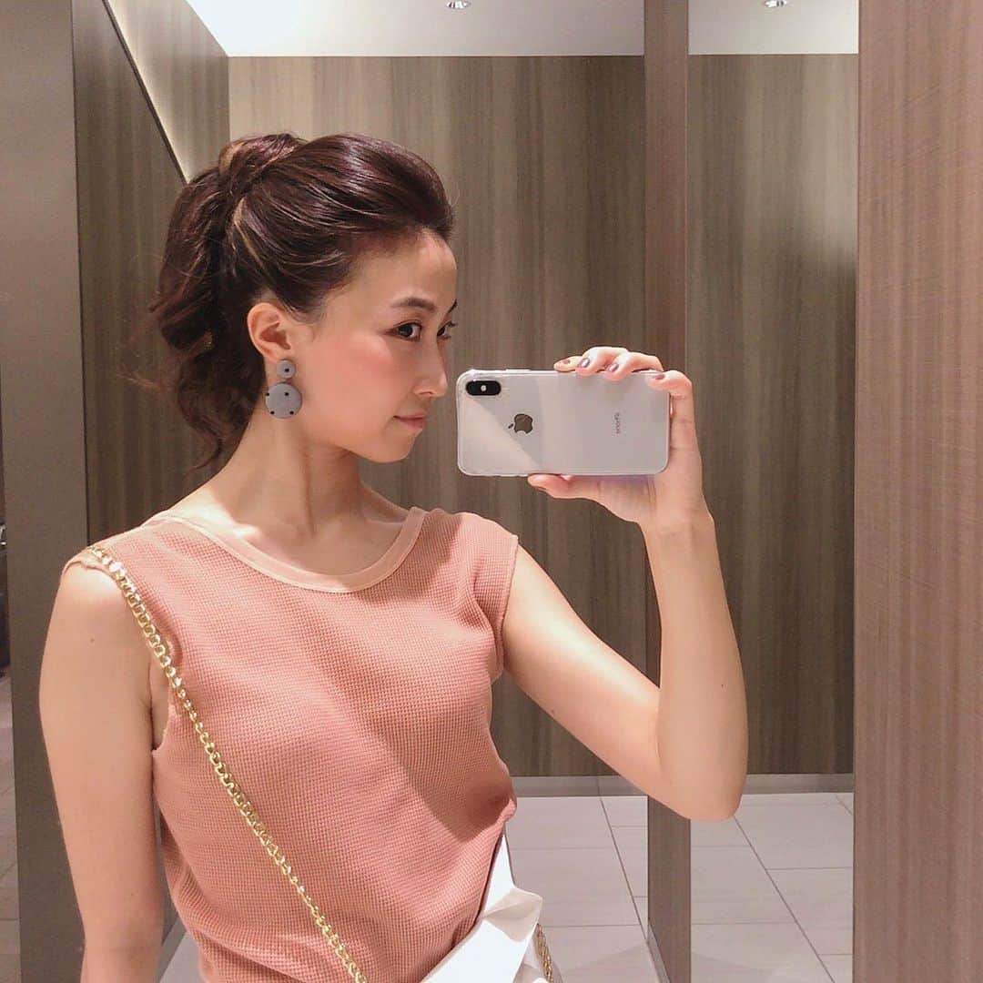 平川はる香のインスタグラム：「. こないだお仕事で髪の毛セットしてもらた☺︎ ちょっとレトロな感じのバービー人形みたいなポニーテール✨ 好きなテイストのやつ🥺 . その後何度も自分でやってみようとしたんだけど出来ないの。 やっぱりプロってすごいなぁ👏 わたしもプロフェッショナルでいたいね😌 . . きょうは顔合わせいてくる。 情報解禁まで少々お待ちください🕊 . . . #ポニーテール#ヘアセット#バービーポニー#レトロ#70s」
