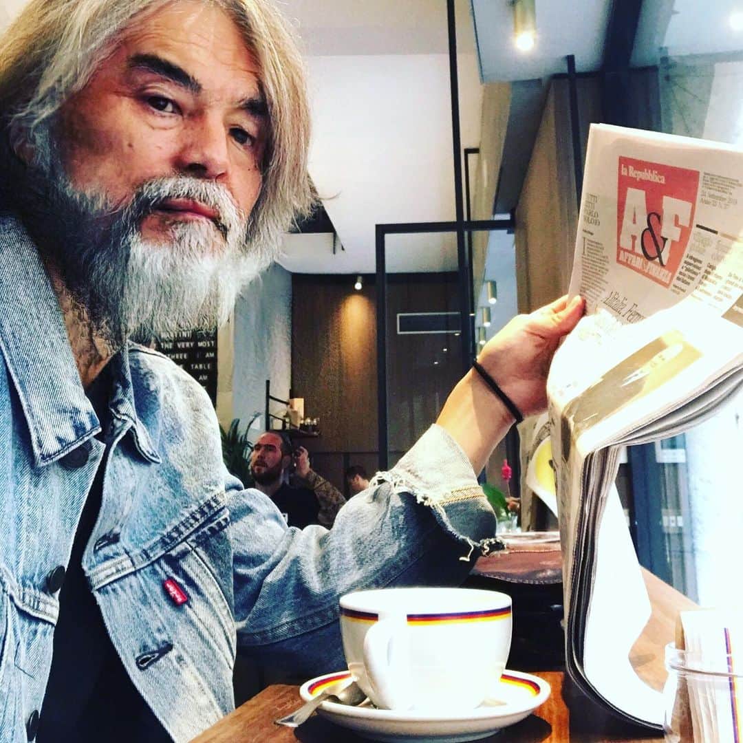 草野博紀のインスタグラム：「good morning  #朝は新聞を読むのだ #政治と経済を嗜む #1杯のコーヒーから学ぶ #砂糖は入れない主義 #あ、これチャイラテじゃった」