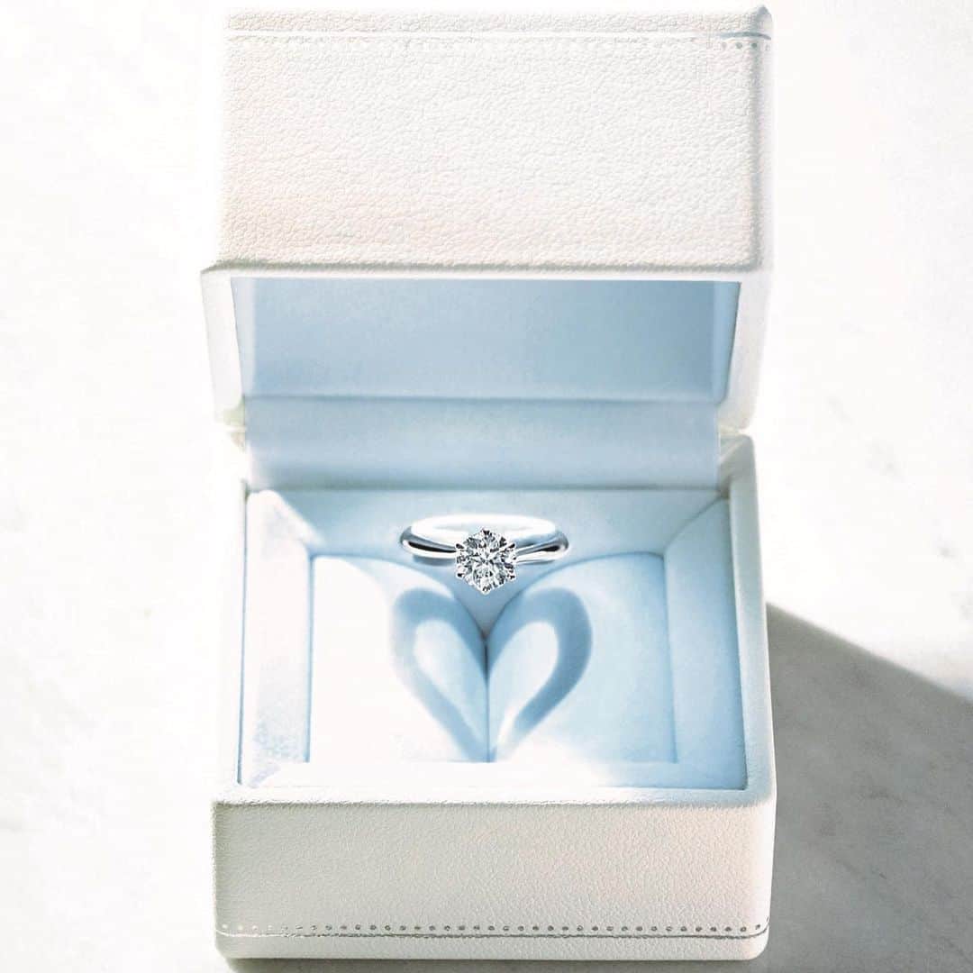 starjewelry_pressさんのインスタグラム写真 - (starjewelry_pressInstagram)「【BRIDAL FAIR AUTUMN】〜9.30.mon 秋の花嫁を祝福するブライダルフェアが開催中。 ・ ・ ・ ◆For Engagement Ring エンゲージメントリングをご成約で、リングが光を受けてハートのシルエットを描く"Brilliant Box"またはコンパクトサイズで新登場した"mini Brilliant Box"をプレゼント。 ・ ・ ・ ◆For marriage Ring マリッジリングをご成約で、純白のリングピローまたは星柄フォトフレームをプレゼント。 ・ ・ ・ ◆Special Present 8/18(日)まで、スタージュエリーの一部店舗限定で、ブライダルリングをご成約の方へ挙式にもお使い頂ける上質なPt950アコヤパールピアスを特別にプレゼント！(元町本店・銀座店・表参道店・名古屋栄店・ランドマークプラザ店・新宿伊勢丹店限定) ・ ・ その他にもスタージュエリーならではの多彩なサービスをご用意して皆さまのご来店をお待ちしております💍 ・ ・ #starjewelry #スタージュエリー #sunshineoflife #令和婚 #platinum #ring #engagementring #婚約指輪 #marriagering #結婚指輪 #秋 #autumn #pierce #earring #starjewelrybridal」8月5日 13時27分 - starjewelry_press