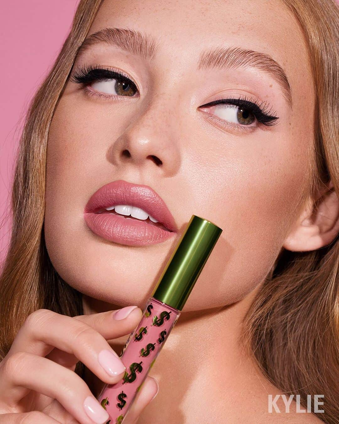 Kylie Cosmeticsさんのインスタグラム写真 - (Kylie CosmeticsInstagram)「KYLIE VELVET LIP KIT + LIQUID KYLINER 😍✨ our first ever liquid eyeliner and one of our best selling lip kits now in velvet formula launch 8/10 at 9am pst with #BirthdayCollection 💸 KylieCosmetics.com」8月5日 13時30分 - kyliecosmetics