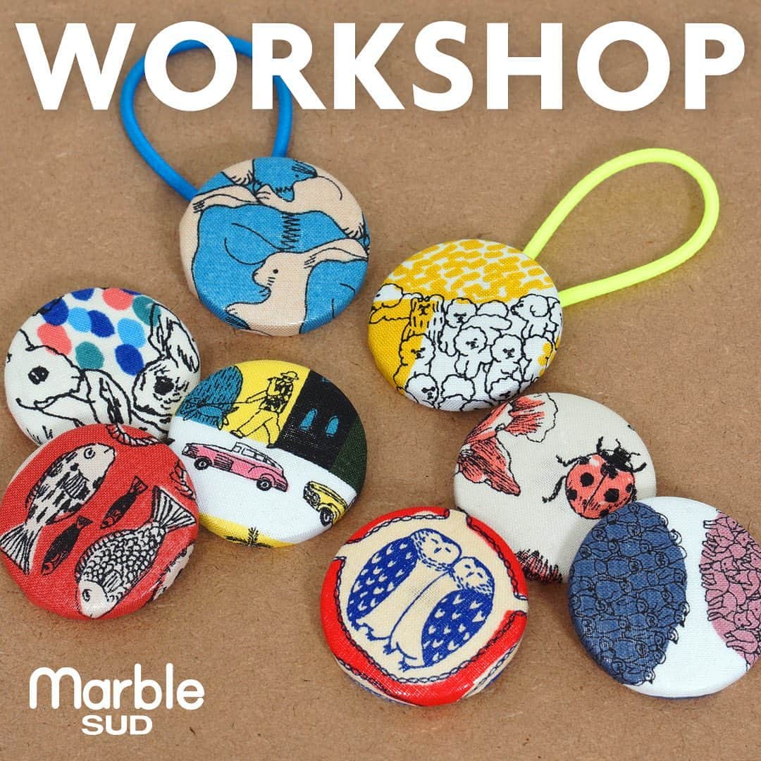 marbleSUD(マーブルシュッド) のインスタグラム：「ワークショップ「くるみボタンを作ろう！」in 枚方T-SITE店。 marble SUDの人気テキスタイルを使って、オリジナルのくるみボタンをつくりませんか？完成したくるみボタンは、ヘアゴムかブローチにしていただけます。簡単な手順で作れるので、お子さまと一緒ご参加いただけます！夏休みの思い出作りに是非遊びにいらしてくださいね。 ・ 【日時】8月10日(土)、11日(日) 【時間】両日ともに3回開催 ※所要時間30分程度 13:00〜、15:00〜、17:00〜 【定員】各回8名 【参加費】￥500(税込・材料費込) 【持ち物】なし 【申し込み問合せ】枚方T-SITE店 072-896-6660 ・ #marblesud #マーブルシュッド #ワークショップ #workshop #枚方 #夏休み #思い出 #キッズ #手作り #くるみボタン #アクセサリー #ファッション」