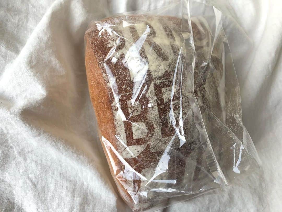 堀舞紀さんのインスタグラム写真 - (堀舞紀Instagram)「🥖 . . . #paradicealley  #bakery !!!! . . . 鎌倉の美味しいパン屋さん🍞 のパン頂きました🌼 . . . あと、グラノーラ🥣と 余計な物が何も入っていないジャム🍯。 . . 朝ごはんに🥞食べてね♡ だって . . . なんでも かんでも お洒落なストーリー📚 . . モグモグ♡ . . thinkin' about her!!! 💘 . . . @privspoonsclub  #privbeachclub . . #beachsideliving  #beachsideparadise  #kamakura #鎌倉カフェ #海辺のカフェ #湘南カフェ #プライベートビーチクラブ」8月5日 13時41分 - mainohori