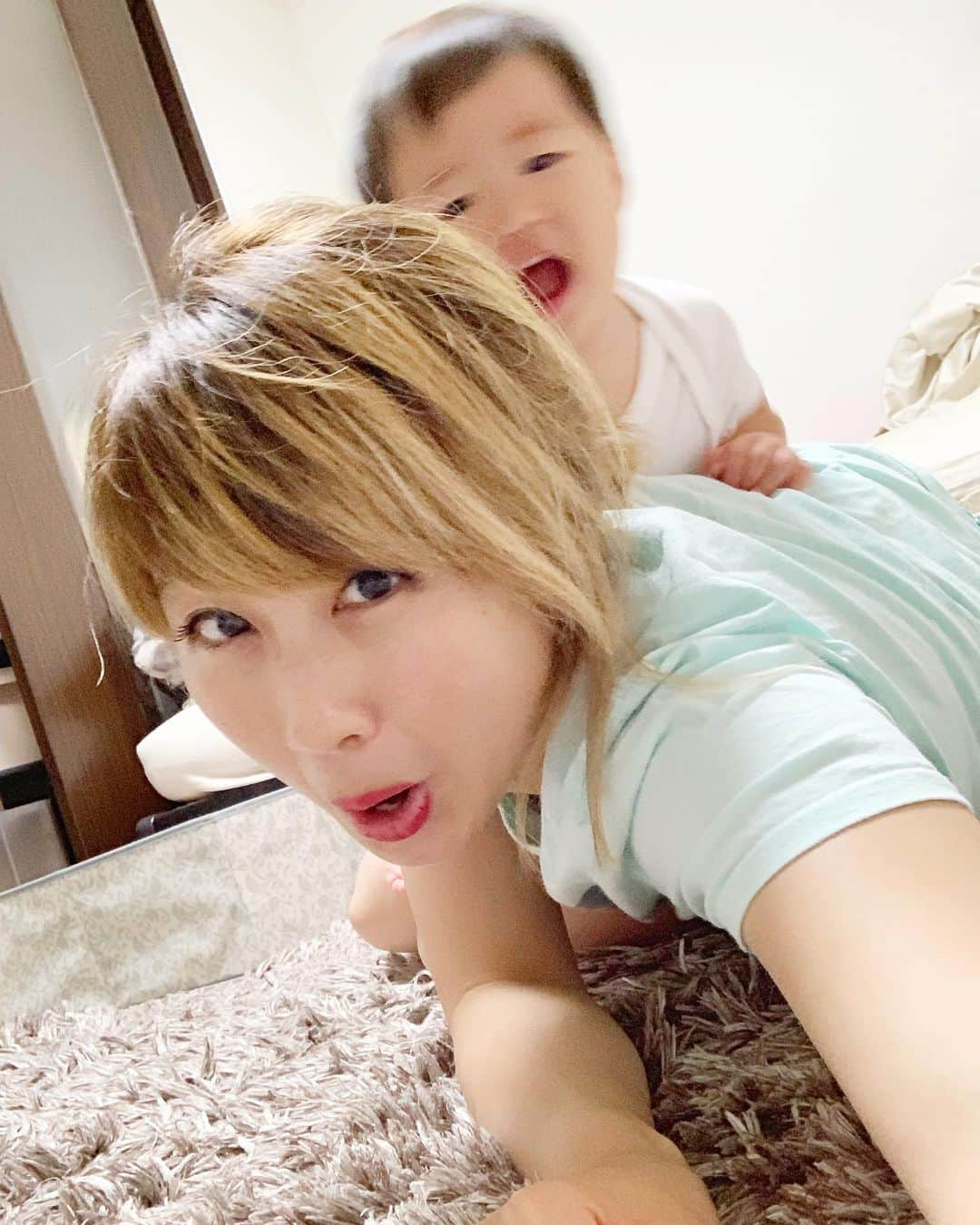 吉田ちかさんのインスタグラム写真 - (吉田ちかInstagram)「Hey guys! We’re back in Japan in our little apartment and despite the jet lag, Pudding is super energetic and I literally can’t keep up. ﻿ ﻿ Sorry it took so long to post an update. Things have been pretty hectic with work and family  in addition to taking care of the crazy one year old that chases me around everywhere lol ﻿ ﻿ Osaru-san finished his one-month English course in Cebu and we’re going to go pick him up at the airport today! We’ll be giving you guys and update on his whole experience later this month! I hope to come back with new videos next week! Oh, and btw, we’re going to Guam later this week to make some travel videos with the Guam Visitors Bureau!! Busy beyond belief, but so excited to visit Guam for the first time! ﻿ ﻿ 先日プリンと無事帰国し、日本の小さなお家に戻ってきました！若干時差ボケですが、プリンは元気すぎてついていけません🤣﻿ ﻿ 帰国についてなかなかアップデートできてなくてごめんなさい！戻ってからお仕事もプライベートも色々と忙しくて... プラス、一歳の怪獣に常に襲われている毎日w ﻿ ﻿ おさるさんは、1ヶ月のフィリピン留学を終えて、今日帰国します！プリンと2人で迎えに行ってきます😊 おさるさん留学については、また詳しくアップデートしますね！YouTubeも来週から復活できたらと思っています☆ あ〜いつ編集するのか😱 あ、そして今週末からグアム政府観光局とのコラボでで1週間グアムに行ってきます✈️💦 信じられないほどバタバタですが、初グアム楽しみ！！」8月5日 13時37分 - bilingirl_chika