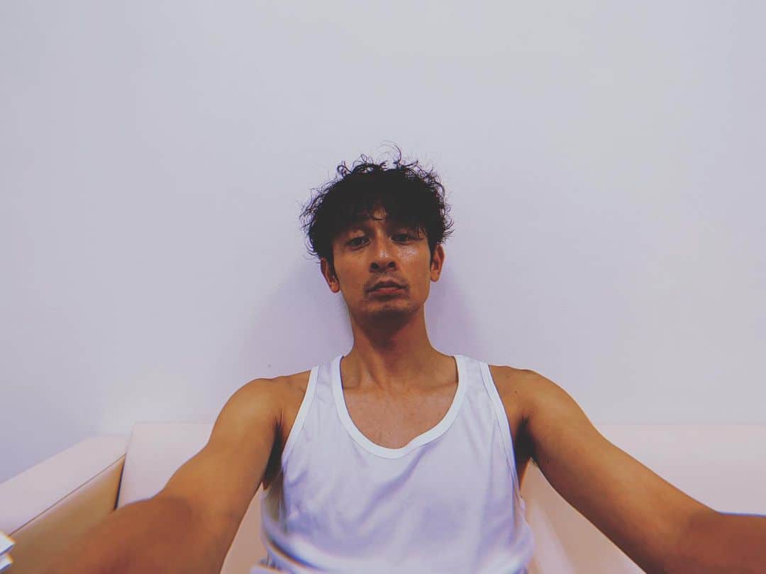 のインスタグラム：「広告の撮影の待ち時間😪 久しぶりに会う人達ばかりで ワクワクしてる✌️」