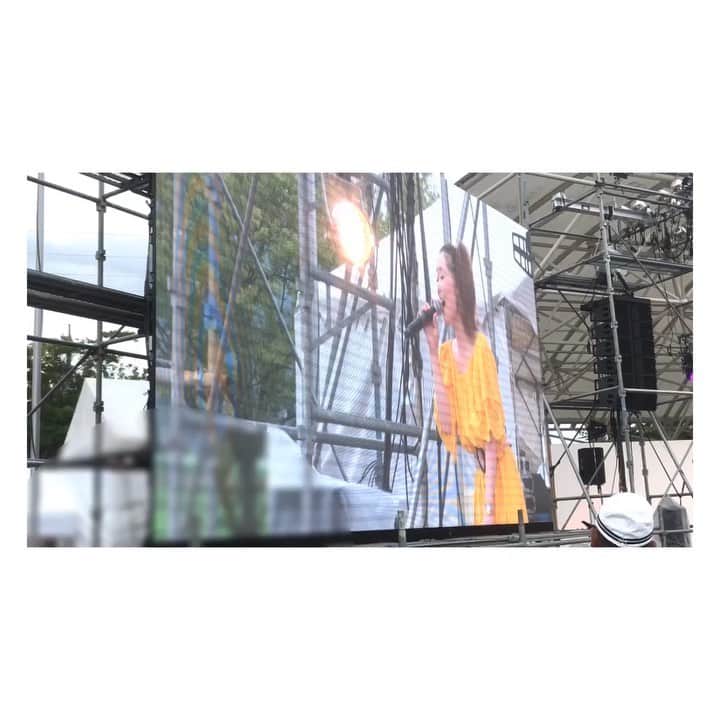 荒牧陽子のインスタグラム：「2019.7.27  石川県中能登町 織姫夏ものがたり﻿ ┈︎┈︎┈︎┈︎┈︎┈︎┈︎┈︎┈︎┈︎┈︎┈﻿ ※音無し映像です﻿ ﻿ レポ遅くなってごめんなさい🙇‍♀️︎﻿ 15時と18時の2回出演しました✨﻿ 15時、（映像1.2枚目）は曇りで、﻿ なんとかこのまま…！と祈ったけれど﻿ 奇跡起こらず。﻿ ﻿ 18時、（映像3枚目）﻿ かなりの雨だったにもかかわらず﻿ 傘をささずに見る、というツワモノさん達沢山いてビックリ‼︎﻿ 少し雨弱まってたのかな？？﻿ ﻿ なんなら、その後の催し物が心配でした。﻿ 私、新幹線あるから帰っちゃったけど﻿ 最後まで決行出来たのかな…﻿ 花火も…﻿ ﻿ ファッションショーの子供達可愛かったよ！﻿ 裏で、「あ！荒牧陽子だ！」って、﻿ やんやされたのも嬉しかったよ😂﻿ ﻿ そして何より﻿ 悪天候の中来てくださり、﻿ 最後まで楽しんでくれた皆さん、﻿ スタッフの皆様、ありがとうございました！﻿ ﻿ ps.﻿ 雨だったけど﻿ いつもと違う景色が見れて﻿ 雨でしか味わえないお祭りになったはず。﻿ 私も傘さして歌うのは﻿ 人生で2度目〜！﻿ ┈︎┈︎┈︎┈︎┈︎┈︎┈︎┈︎┈︎┈︎┈︎┈﻿ #織姫夏ものがたり﻿ #石川県 #中能登﻿ #お祭り﻿ #荒牧陽子﻿ #ありがとうございました！﻿」