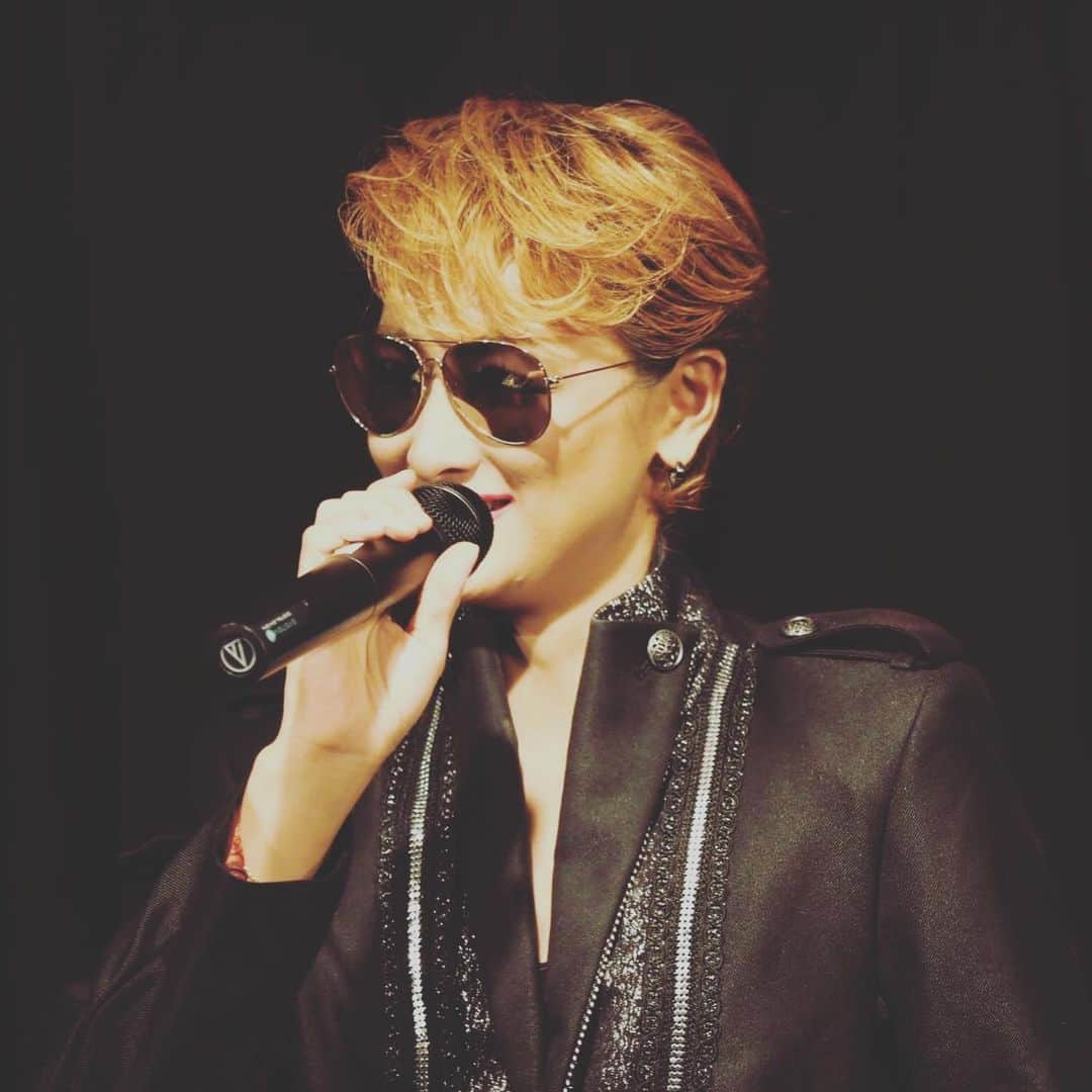 綺華れいさんのインスタグラム写真 - (綺華れいInstagram)「綺華れい20th Anniversary Live in Osaka❤️ 無事に、、と言う訳にはいかず。。 でしたが(*´∀`)♪ いつも見守ってくださり、 支えてくださる、 あたたかいファンの皆様のおかげで 熱く大盛況で終えることができました❤️ 愛をいっぱい✨ ありがとうございました\(*´∀｀*)/💖 ・ #綺華れい #琴まりえ #20th #AnniversaryLive #ボニーラ #感謝 #宝塚OG #宝塚歌劇団 #タカラジェンヌ #美魔女コンテスト #WEB賞受賞 #ジュエリーバッグ #ジュエリーバッグ認定講師」8月5日 13時48分 - rei_ayaka