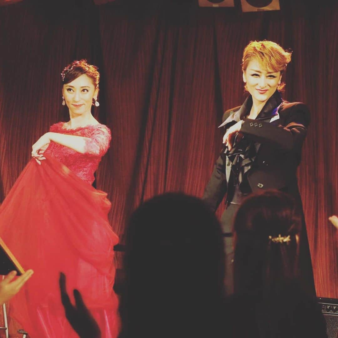 綺華れいさんのインスタグラム写真 - (綺華れいInstagram)「綺華れい20th Anniversary Live in Osaka❤️ 無事に、、と言う訳にはいかず。。 でしたが(*´∀`)♪ いつも見守ってくださり、 支えてくださる、 あたたかいファンの皆様のおかげで 熱く大盛況で終えることができました❤️ 愛をいっぱい✨ ありがとうございました\(*´∀｀*)/💖 ・ #綺華れい #琴まりえ #20th #AnniversaryLive #ボニーラ #感謝 #宝塚OG #宝塚歌劇団 #タカラジェンヌ #美魔女コンテスト #WEB賞受賞 #ジュエリーバッグ #ジュエリーバッグ認定講師」8月5日 13時48分 - rei_ayaka