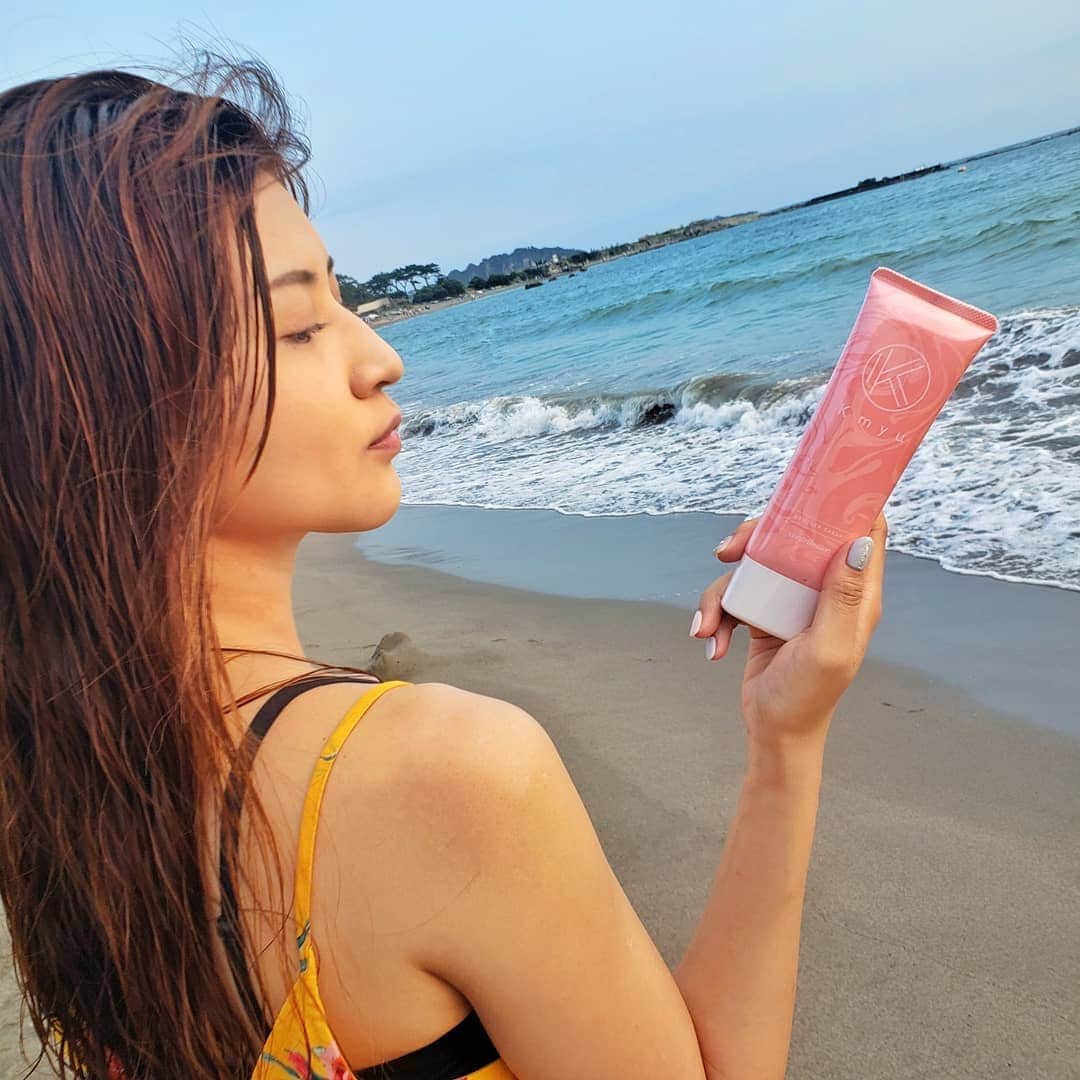 のインスタグラム：「🌿🌿🌿 ． 肌の露出が多い季節は、腕や足のムダ毛処理って気になるよね💫💫 ． ． 海に行く前にケミュー 【 @kmyu_contribution 】の徐毛クリーム使ってみました😄 ． 徐毛クリーム独特のつーんとする香りも少なく、美容成分配合だからたった５分でエステ級のツルスベ肌になったよ💓 ． 初回900円で初められるのも嬉しい🙌 ． サロンよりホームケア派の方にはオススメ😊🌿🌿 ． ． #kmyu#ケミュー#除毛クリーム#ムダ毛処理#つるすべ肌#contribution_PR #夏#夏にしたいこと#海#海水浴#旅行#エステ#サロン」