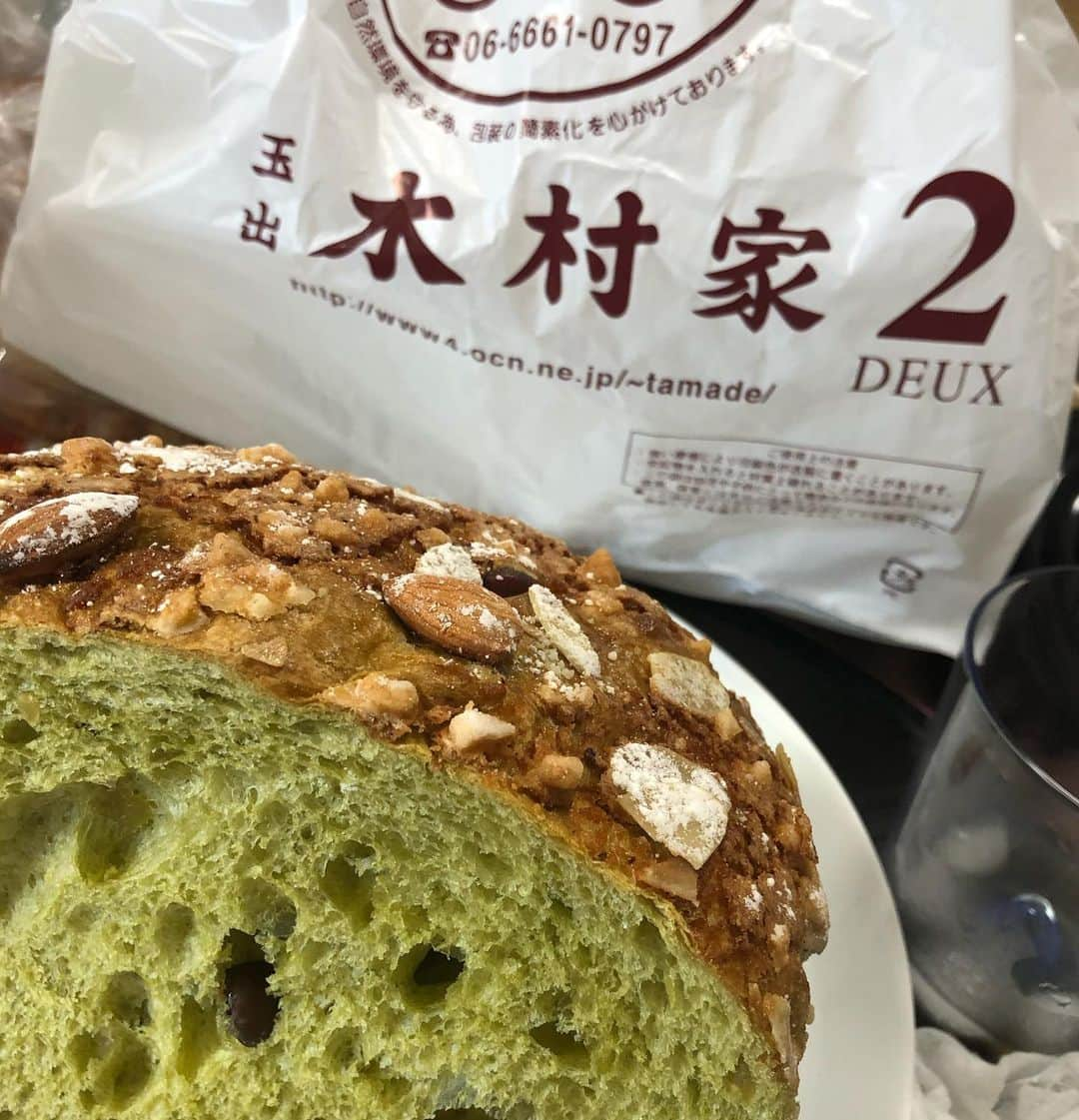 こなつさんのインスタグラム写真 - (こなつInstagram)「でっかいパン買ってきた🍞  オレンジピールと抹茶を半分ずつ。  中はふわふわで、ペロッと食べてしまいそうです。 美味しい😋 * * * #木村屋 #木村屋2 #木村屋2deux」8月5日 13時57分 - makonatu