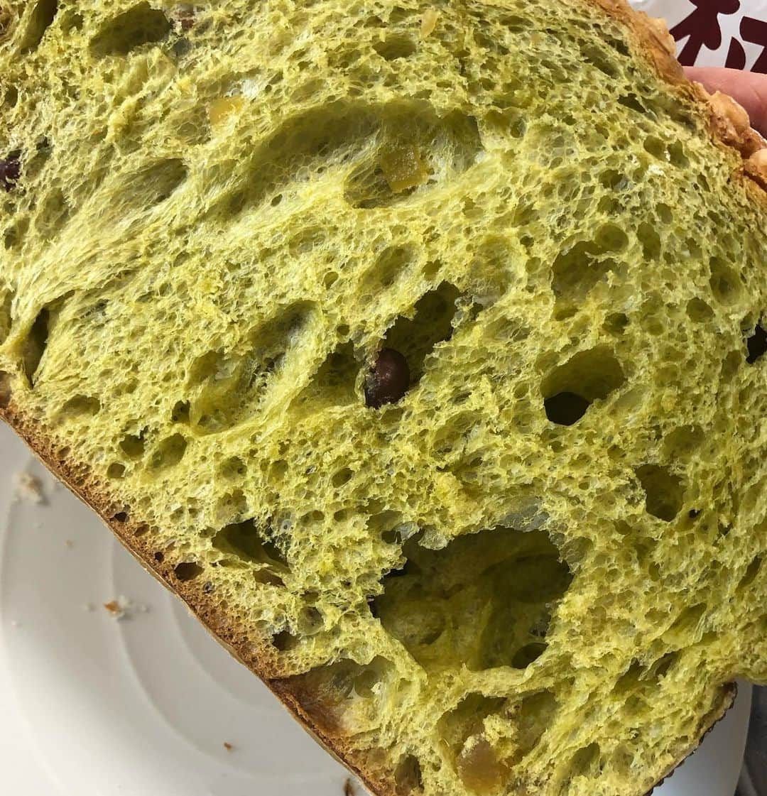 こなつさんのインスタグラム写真 - (こなつInstagram)「でっかいパン買ってきた🍞  オレンジピールと抹茶を半分ずつ。  中はふわふわで、ペロッと食べてしまいそうです。 美味しい😋 * * * #木村屋 #木村屋2 #木村屋2deux」8月5日 13時57分 - makonatu