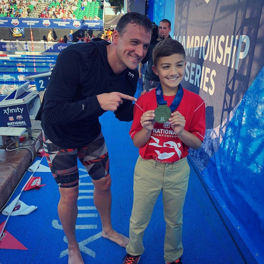 ライアン・ロクテさんのインスタグラム写真 - (ライアン・ロクテInstagram)「As rewarding as it is for me to win races, I get more satisfaction out of seeing the smiles on kids’ faces when I give them my medals. @tyrsport #humble #USNationals #imback #kids #family #teamtyr」8月5日 14時04分 - ryanlochte