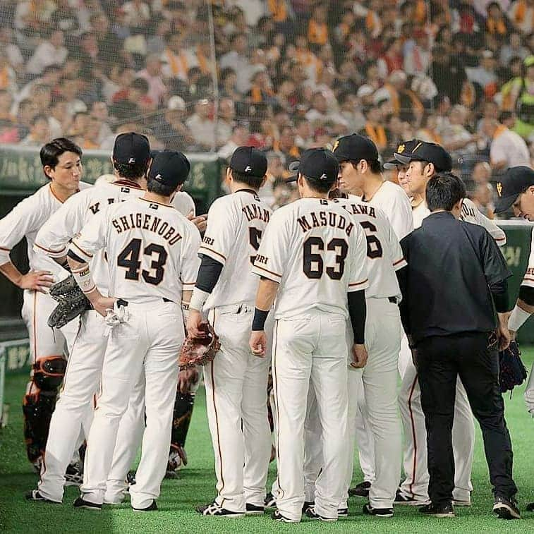 読売巨人軍さんのインスタグラム写真 - (読売巨人軍Instagram)「先週の6連戦より⚾ あすから9連戦‼️苦しいときこそ、ファンの皆様の温かい声援が力になります✨ #坂本勇人 選手 #澤村拓一 投手 #桜井俊貴 投手 #岡本和真 選手 #丸佳浩 選手 #阿部慎之助 選手 #ゲレーロ 選手 #亀井善行 選手 #立岡宗一郎 選手 #巨人 #ジャイアンツ #読売ジャイアンツ #giants  #和と動」8月5日 14時06分 - yomiuri.giants