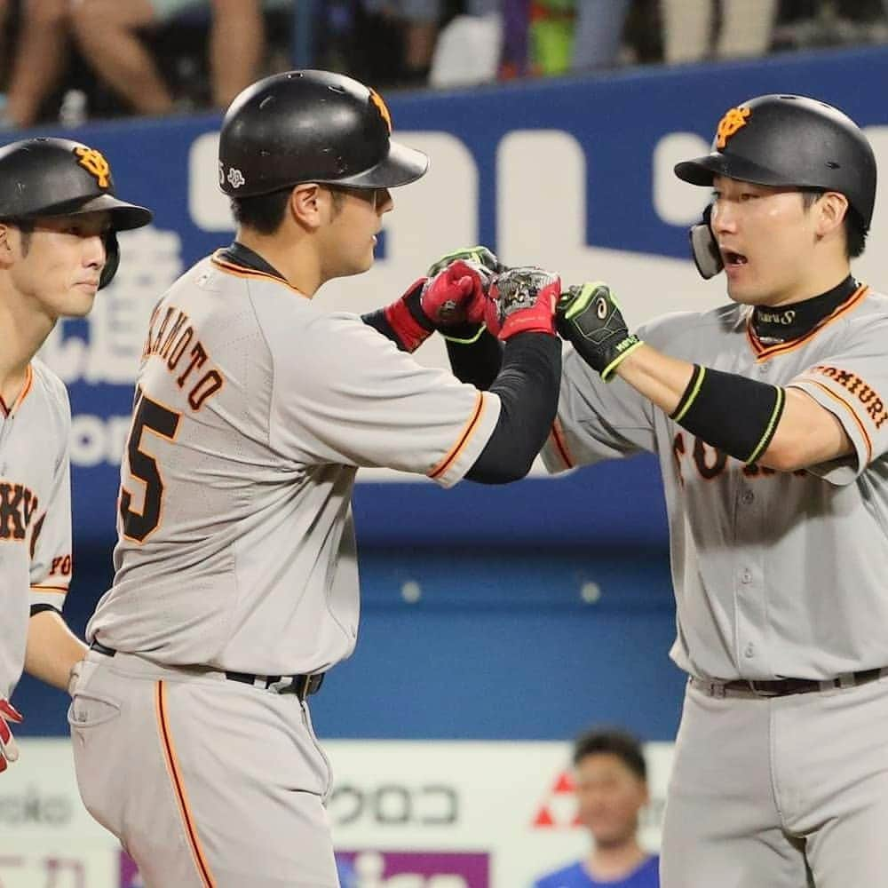 読売巨人軍さんのインスタグラム写真 - (読売巨人軍Instagram)「先週の6連戦より⚾ あすから9連戦‼️苦しいときこそ、ファンの皆様の温かい声援が力になります✨ #坂本勇人 選手 #澤村拓一 投手 #桜井俊貴 投手 #岡本和真 選手 #丸佳浩 選手 #阿部慎之助 選手 #ゲレーロ 選手 #亀井善行 選手 #立岡宗一郎 選手 #巨人 #ジャイアンツ #読売ジャイアンツ #giants  #和と動」8月5日 14時06分 - yomiuri.giants