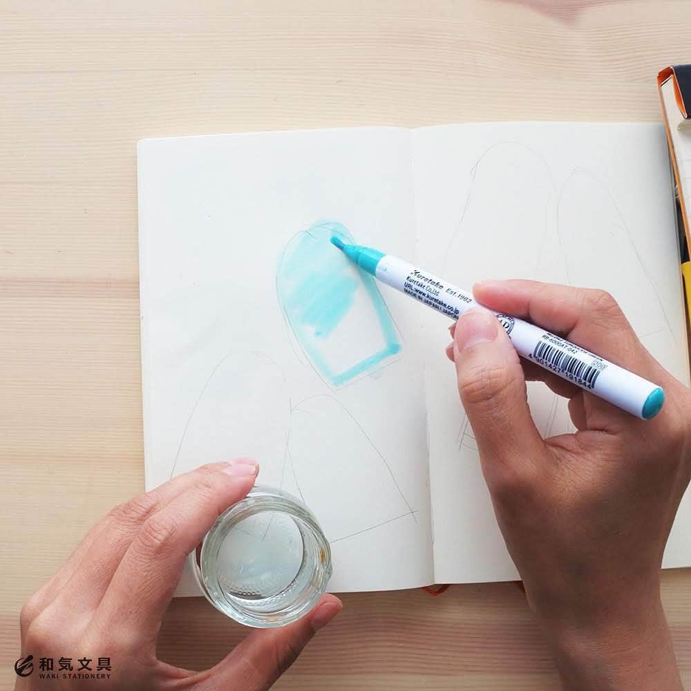 文房具の和気文具さんのインスタグラム写真 - (文房具の和気文具Instagram)「今回は夏感たっぷりのアイスキャンディーウィークリーを書いてみました。リアルブラッシュのペン先に水をつけてニュアンスのある雰囲気に。雑に描いても可愛く仕上がるのがブラッシュペンマジックですねぇ(^^) ・ 1.シャープペンでざっくり下書き 2.ブラッシュペンに水をつけて淡色でアイスを描く 3.タイトルや日付を書く ベースの完成♪ ・ 詳しくはウェブマガジンに掲載しています。暑い夏も楽しく乗り切る『アイスキャンディーダイアリー』ぜひお試しくださいね(^^) ・ #手帳 #日記 #ノート #バレットジャーナル #MDノート #リアルブラッシュ #文房具 #文具 #diary #journal #notebook #CLEANCOLOR #bulletjournal #stationery #和気文具」8月5日 14時06分 - wakibungu