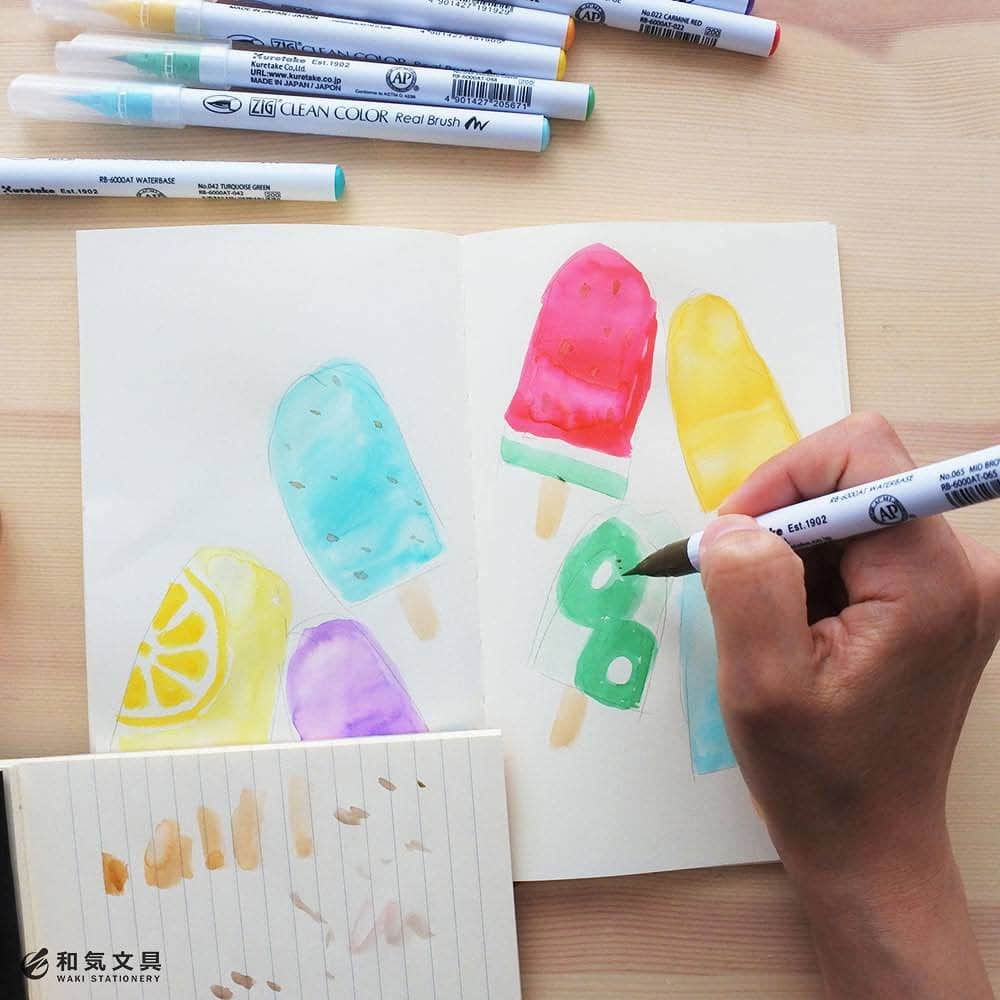 文房具の和気文具さんのインスタグラム写真 - (文房具の和気文具Instagram)「今回は夏感たっぷりのアイスキャンディーウィークリーを書いてみました。リアルブラッシュのペン先に水をつけてニュアンスのある雰囲気に。雑に描いても可愛く仕上がるのがブラッシュペンマジックですねぇ(^^) ・ 1.シャープペンでざっくり下書き 2.ブラッシュペンに水をつけて淡色でアイスを描く 3.タイトルや日付を書く ベースの完成♪ ・ 詳しくはウェブマガジンに掲載しています。暑い夏も楽しく乗り切る『アイスキャンディーダイアリー』ぜひお試しくださいね(^^) ・ #手帳 #日記 #ノート #バレットジャーナル #MDノート #リアルブラッシュ #文房具 #文具 #diary #journal #notebook #CLEANCOLOR #bulletjournal #stationery #和気文具」8月5日 14時06分 - wakibungu