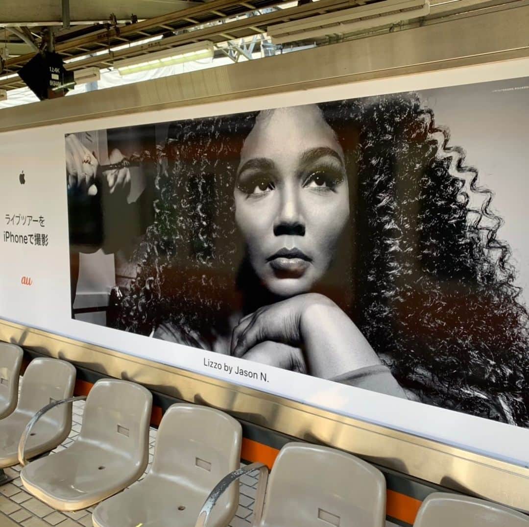 のインスタグラム：「【リゾ】﻿ iPhoneの屋外広告にリゾがフィーチャーされております‼️皆さんのお近くの駅などでもリゾ姐のご尊顔を見ることが出来るかも⁉️﻿ ※ちなみにコチラの広告は東京・四ッ谷駅にて🤳﻿ #lizzo #リゾ #洋楽」