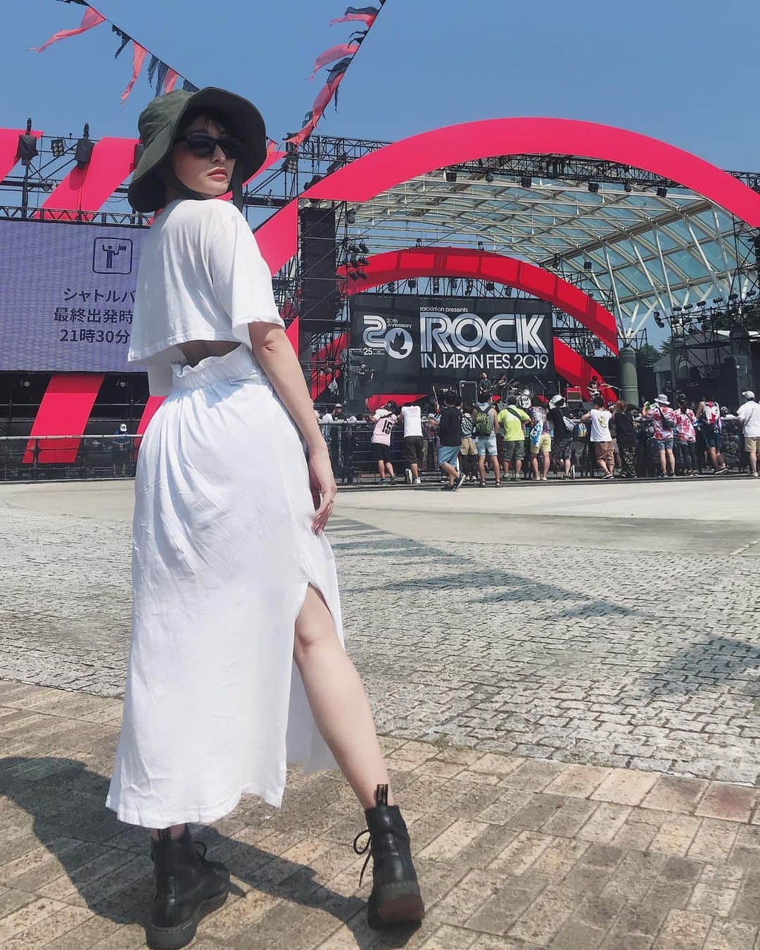 斉藤瑞季のインスタグラム：「フェスコーデ✨🎸 #フェスコーデ #ootd #rockinjapan #rock #summer #music #ロッキンコーデ #夏コーデ #white #sunglasses #drmartens #zara」