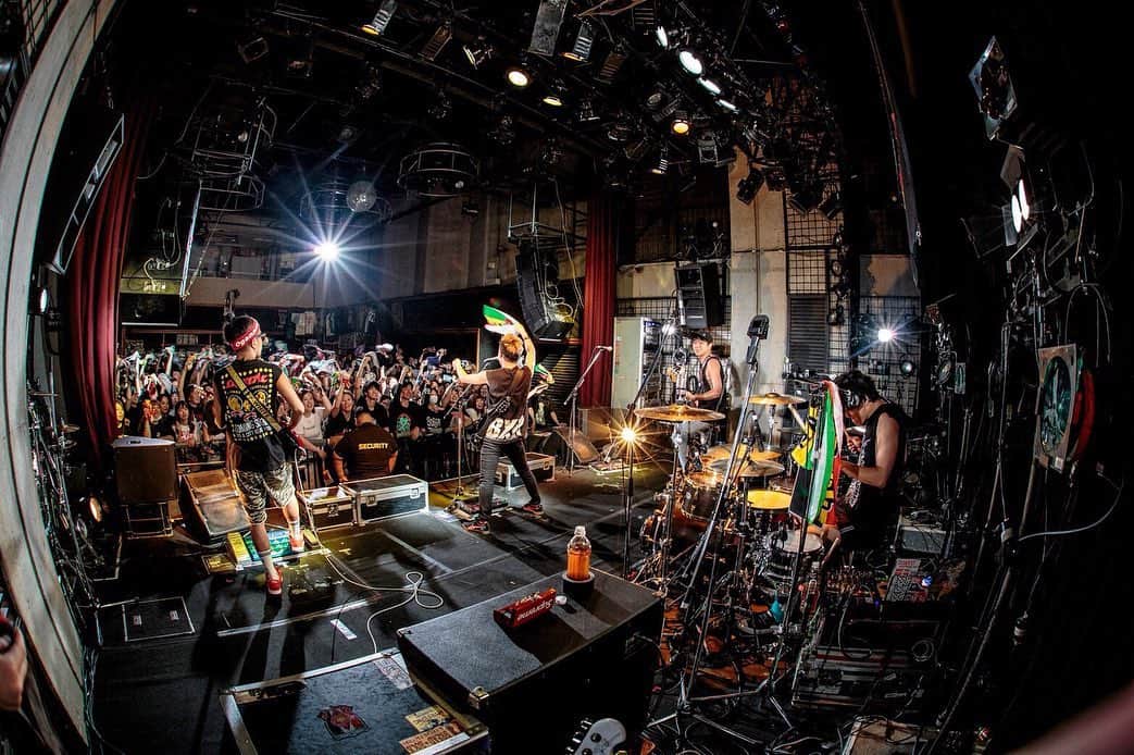 Bunta さんのインスタグラム写真 - (Bunta Instagram)「SHIMA BLAST TOUR🔥🔥🔥 📷 @tuttini  #totalfat ＃SHIMA #LABLET #drums #drumforhappy #yamahadrums #zildjiancymbals  #スティック落とした時のリカバリーで片手ドラムが活きる #シャクれドラマー」8月5日 14時25分 - buntatf