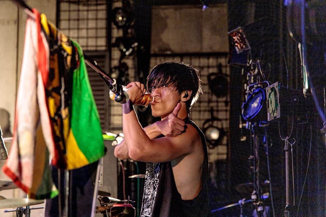 Bunta のインスタグラム：「SHIMA BLAST TOUR🔥🔥🔥 📷 @tuttini  #totalfat ＃SHIMA #LABLET #drums #drumforhappy #yamahadrums #zildjiancymbals  #スティック落とした時のリカバリーで片手ドラムが活きる #シャクれドラマー」