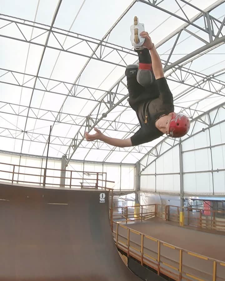 安床武士のインスタグラム：「SHOWTIME😎 @goodskates_inc  @usdskates  @canamonroad_japan  @lzbn_official  @papasu1048  #usdskates #usdaeon #aeon72 #goodskates #papasu #senaramp #deeport #virusjapan #inlineskate #rollerblading #keeprolling #インラインスケート #ローラーブレード #takeshiyasutoko #安床武士 #showtime #LZBN #逆立ち」