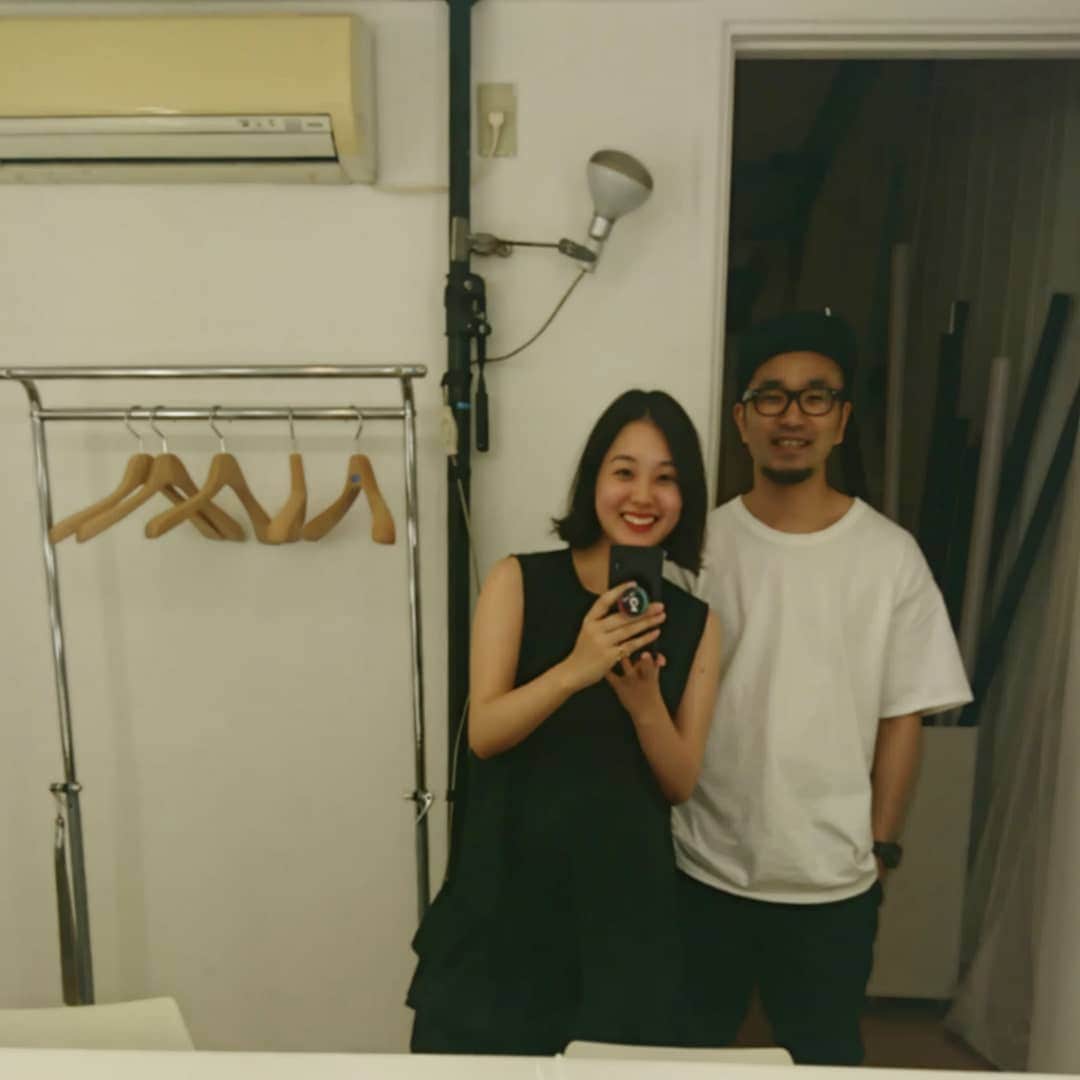 のインスタグラム：「. . え、ここで撮るの？ にも付き合ってくださる しんすけさん📷 . しかも、ブレていた💃 . 産前最後のブツ撮り現場でした。 . 控えている原稿をひとつづつ噛み締めて……✒ . 忙しいときはヒイヒイなのに、お休みになるかと思うと、ううう…😢 . 締め切りとにらめっこすると、予定日１週間前💡 . 出産間近のいよいよ感に浸りまくりの今日この頃です。 . . #本日のお仕事 #妊婦日記 #体重管理 #妊婦飯 #マタニティコーデ #妊娠９ヶ月 #姉弟 #姉弟予定 #二児ママ #女の子ママ #つわり #悪阻」