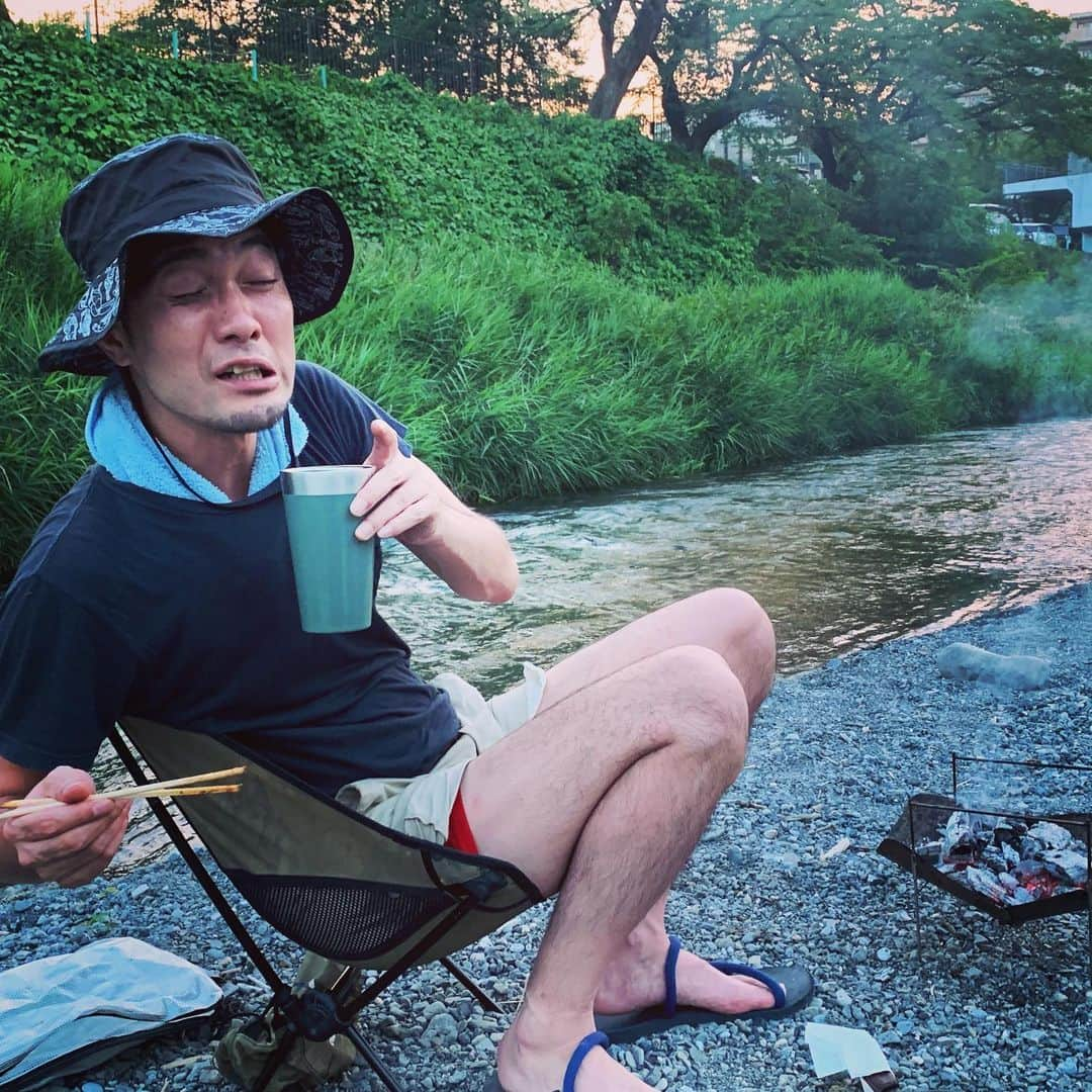 大和一孝さんのインスタグラム写真 - (大和一孝Instagram)「変顔じゃないです  HOTな肉を食ってます 赤いやつはパンツです  #グリーンバトン が#じゅんいちダビットソン からまわってきました。#ウエストランド いぐちんぽの相方#河本太 ちゃんにまわします！  #焚火会 #大和チャンネル プロフィールから飛べます 見てねー」8月5日 14時32分 - yamato_kazutaka