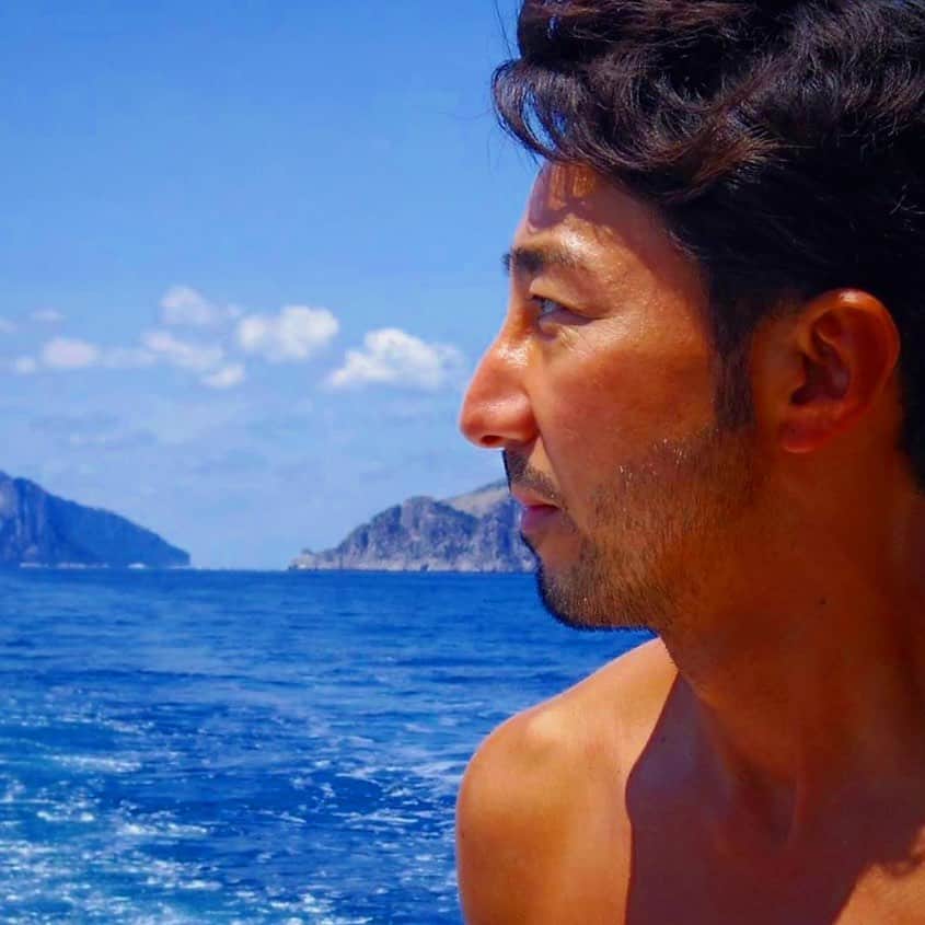 のインスタグラム：「日焼けはシミやシワのもと！って言われてもデラ日焼け好き。小学校の頃、夏休み明けに、久しぶりに好きな子に会ったら真っ黒に日焼けしていて……。なんか、いつも見ている子と違って大人びて見えて、ドキドキしたのを覚えてます。不思議ね❤️ 知らんけど（笑）  #写真と文章は関係ありません #ヒゲはあるけど胸毛はありません #ヒゲはあるけどすね毛はありません @yoshimasa_hoshiba  #yoshimasahoshiba  #干場義雅  @forzastylecom  #FORZASTYLE  #日焼け #日焼け好き #美焼け #そろそろ濃度アップ #日焼けとカラオケとアイロンがけ」