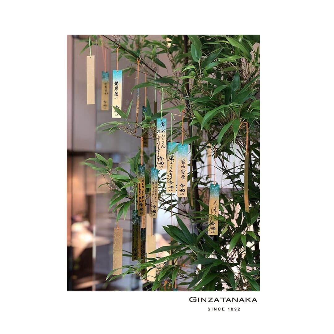 GINZA TANAKA 公式さんのインスタグラム写真 - (GINZA TANAKA 公式Instagram)「令和元年、特別な金箔短冊に願いをこめて・・・。 8月2日（金）～8月8日（木）は、毎年恒例となったGINZA TANAKA 仙台店の七夕まつり。どなたでもご参加いただけますので、どうぞお気軽にお立ち寄りください。 ・ また、純金約1.5kgを使用し製作した「純金置物 戎さま」（￥2,500万円 税込）と仙台のお土産としてもお薦めの「仙台店限定金箔しおり」（￥1,600円 税込）を8月2日（金）～8月8日（木）まで期間限定で展示発売します。 ・ #GINZATANAKA #ginzatanaka #ギンザタナカ #田中貴金属 #ジュエリー #七夕 #仙台」8月5日 14時40分 - ginzatanaka_jp