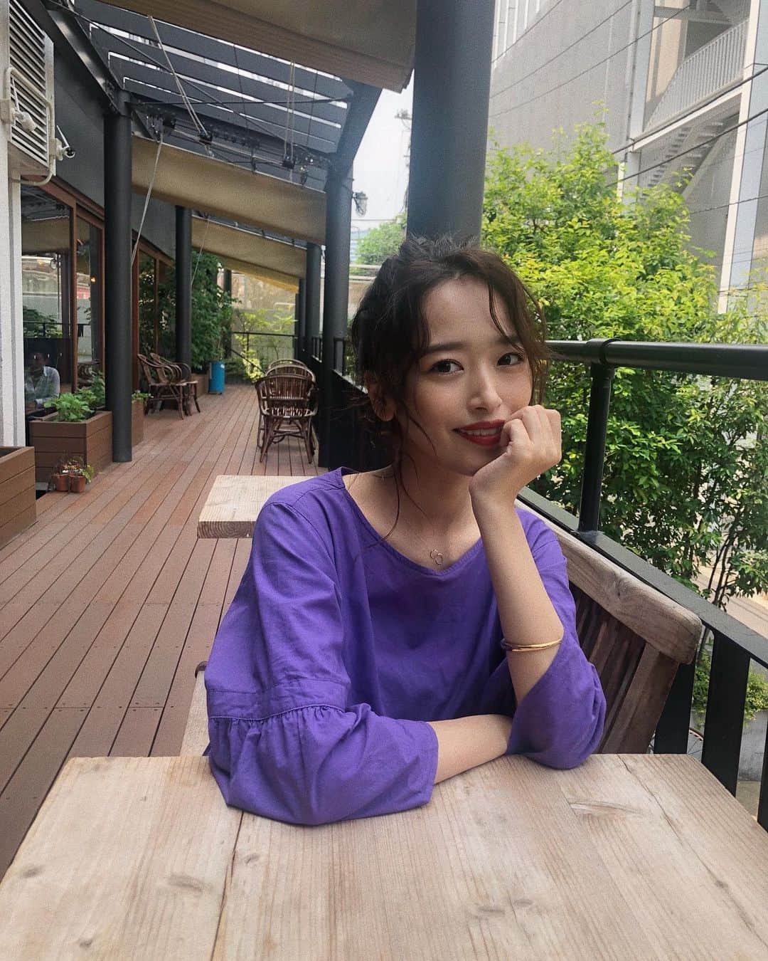 近藤千尋のインスタグラム：「今日は気持ちいいカフェで撮影📸☕️ andgirlさんでタイアップさせて頂いたBLOOMさんのネックレス☺️🌿 夏らしくて可愛いデザイン🌻 8/9まで🎁キャンペーン中なので 是非 @accessory_bloom  チェックしてくださいね💓  #代官山 #暑い #撮影お疲れ様でした」